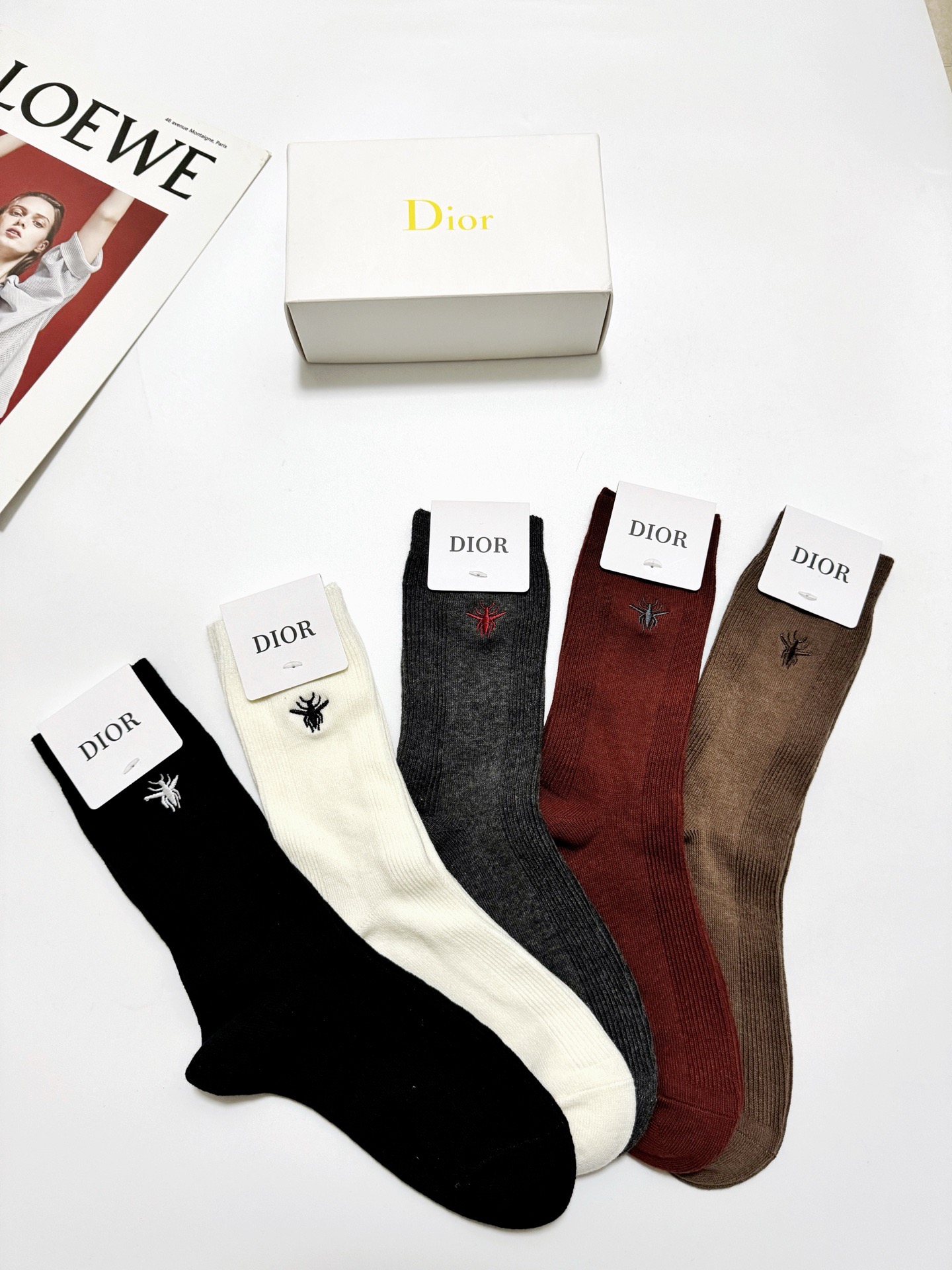 配包装🌟【一盒5 双】🌟Dior 迪奥 经典小蜜蜂刺绣logo 中筒袜 小腿袜 🌟ins爆款！专柜在售i