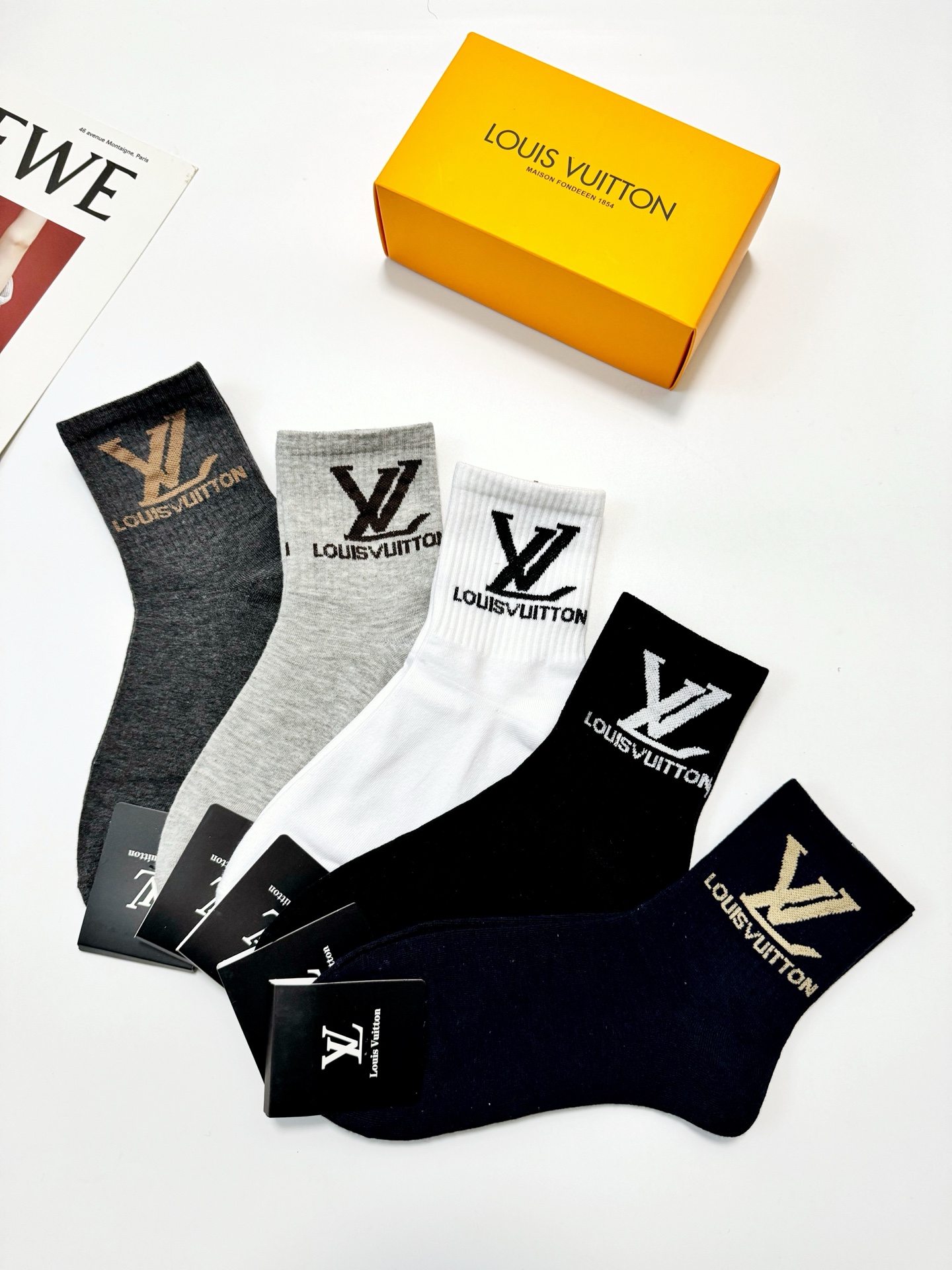 配包装🌟【一盒5 双】 🌟LV 路易威登 经典字母logo ins超火爆中筒袜，纯棉面料，潮人必备 ，经