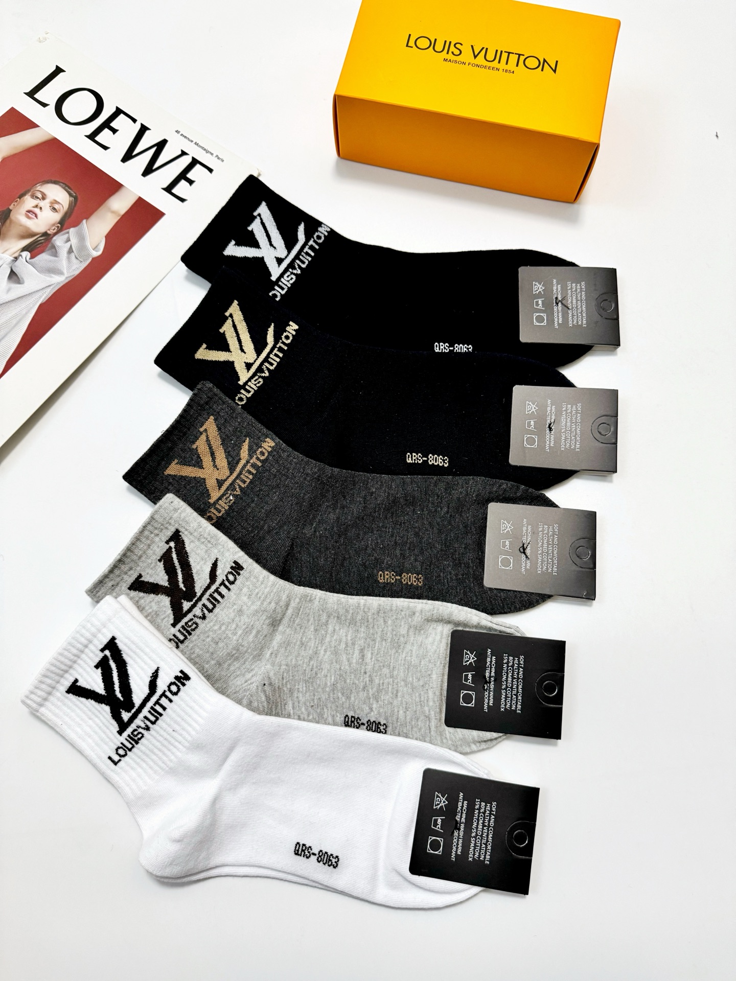 配包装🌟【一盒5 双】 🌟LV 路易威登 经典字母logo ins超火爆中筒袜，纯棉面料，潮人必备 ，经