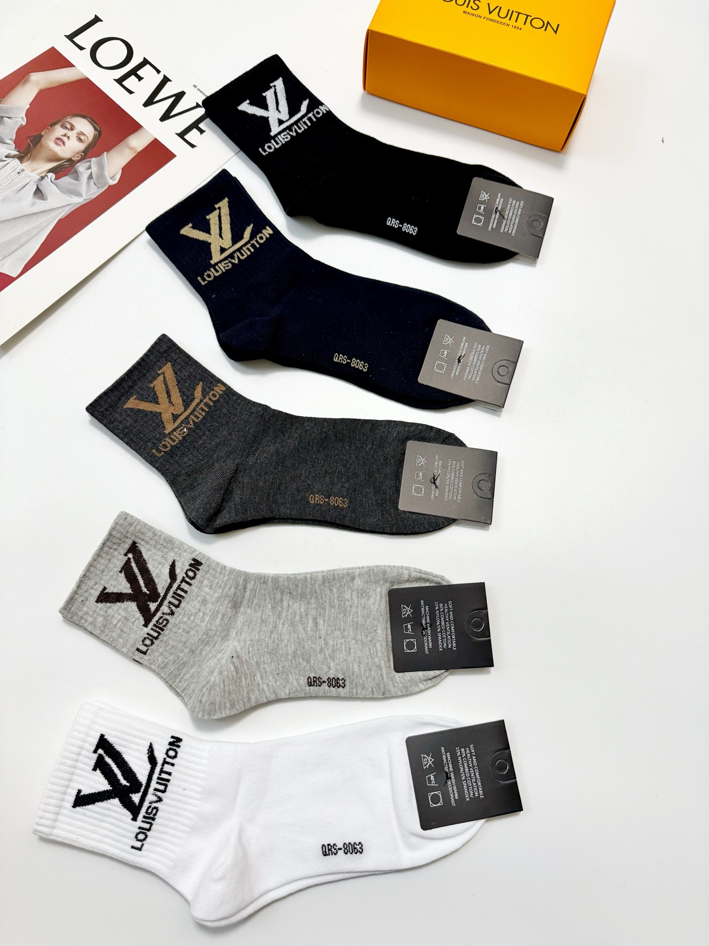 配包装🌟【一盒5 双】 🌟LV 路易威登 经典字母logo ins超火爆中筒袜，纯棉面料，潮人必备 ，经
