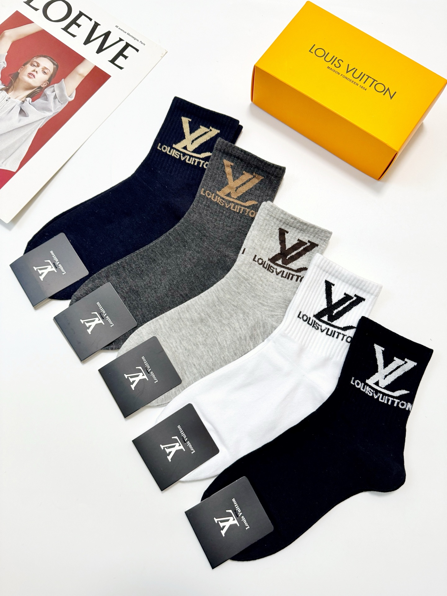 配包装🌟【一盒5 双】 🌟LV 路易威登 经典字母logo ins超火爆中筒袜，纯棉面料，潮人必备 ，经