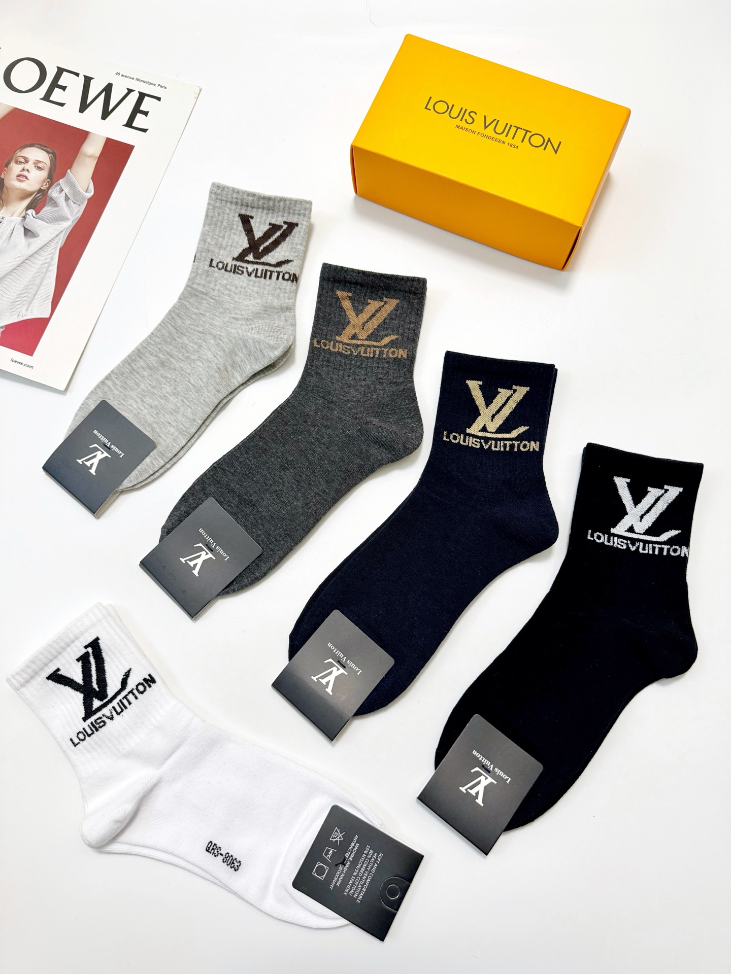 配包装🌟【一盒5 双】 🌟LV 路易威登 经典字母logo ins超火爆中筒袜，纯棉面料，潮人必备 ，经