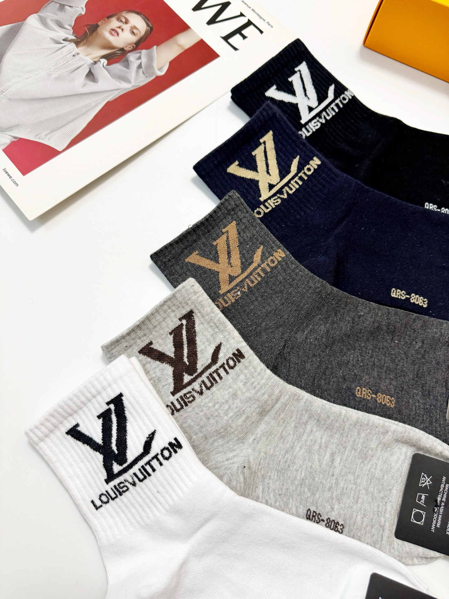配包装🌟【一盒5 双】 🌟LV 路易威登 经典字母logo ins超火爆中筒袜，纯棉面料，潮人必备 ，经