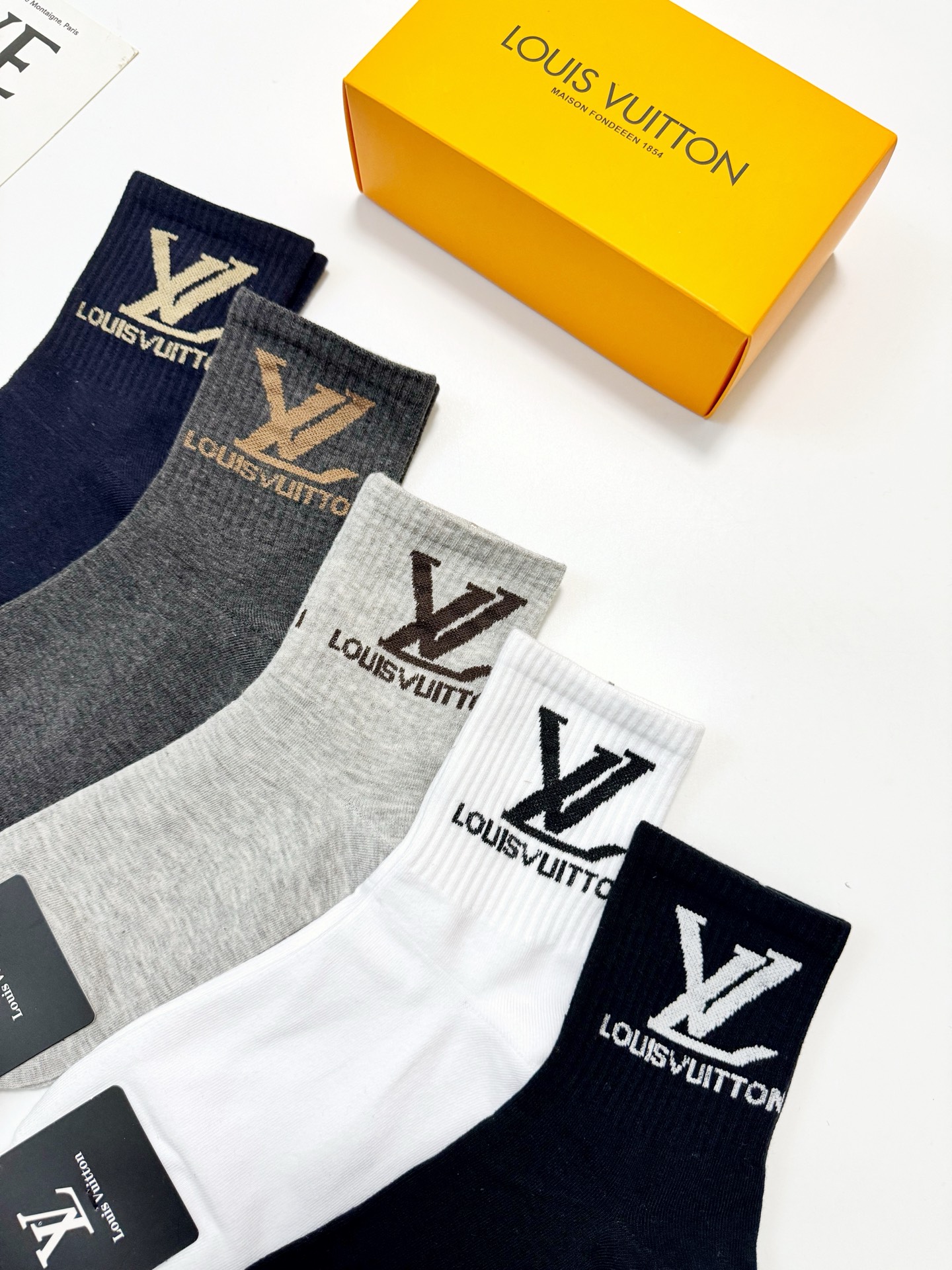 配包装🌟【一盒5 双】 🌟LV 路易威登 经典字母logo ins超火爆中筒袜，纯棉面料，潮人必备 ，经