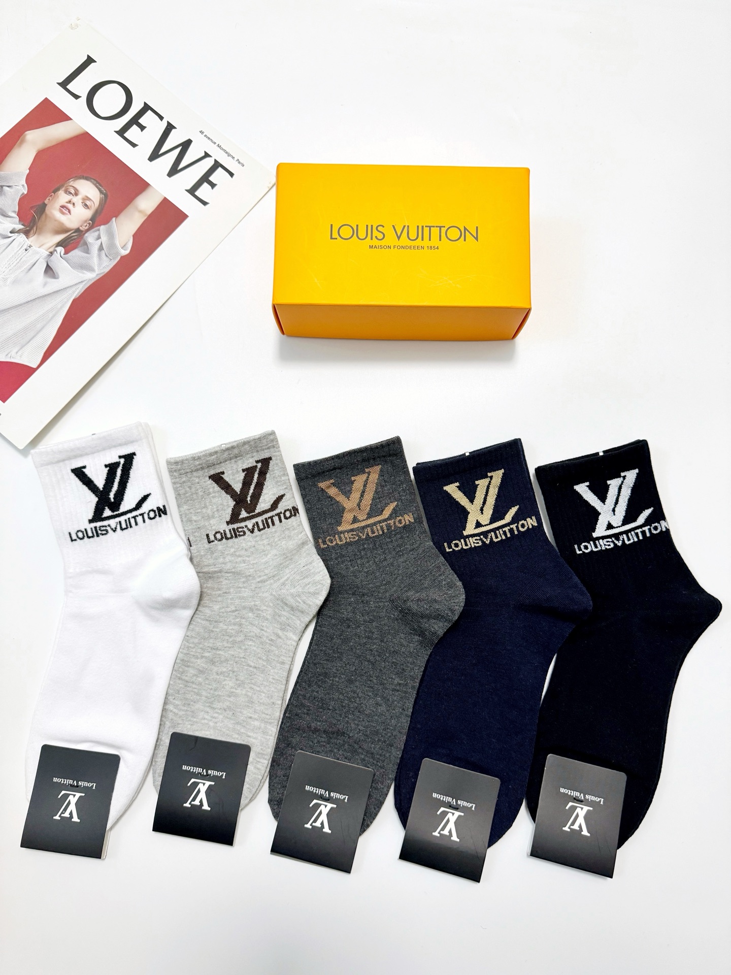 配包装🌟【一盒5 双】 🌟LV 路易威登 经典字母logo ins超火爆中筒袜，纯棉面料，潮人必备 ，经