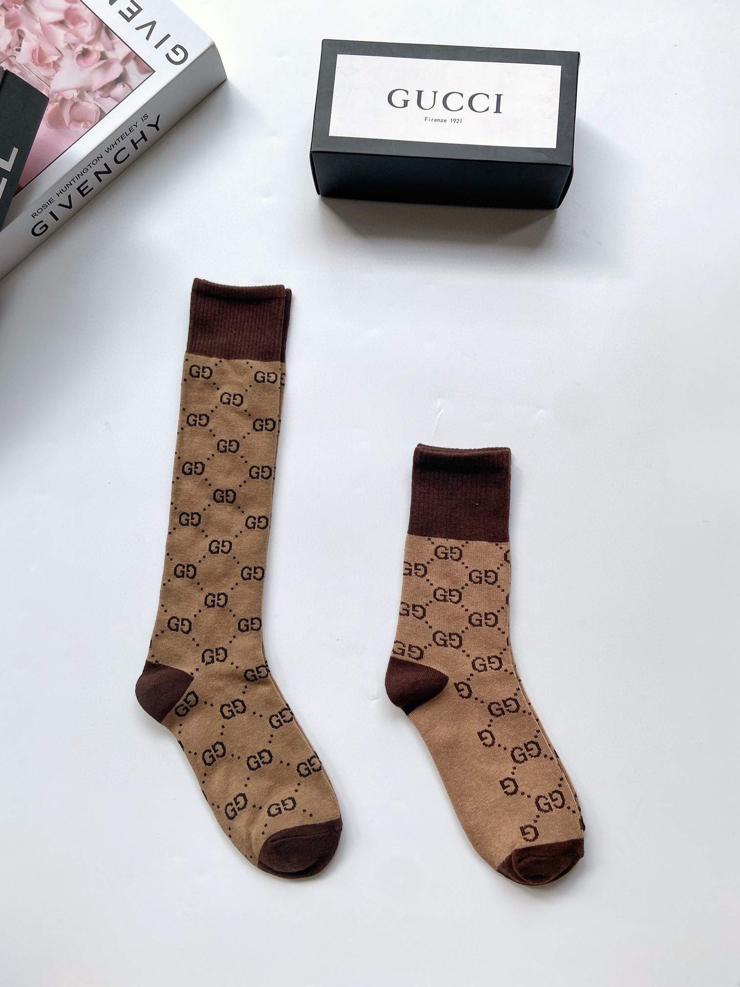 配包装🌟【一盒2双】🌟Gucci 古奇 爆款双G字母 长筒袜 中筒袜🔥专柜同步发售ing ，巨多明星红人