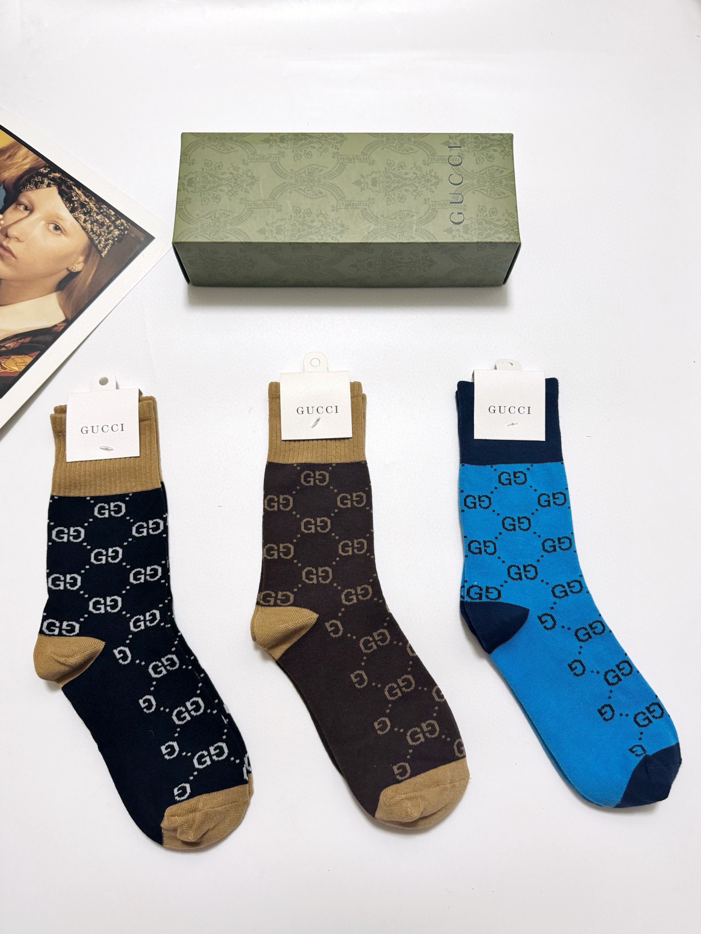NO:640359,Comes with packaging [3 pairs in a box] Gucci classic letter logo pure cotton mid-calf socks!  Super soft and skin-friendly!  Ins hot style!  It’s on sale at the counter and it’s so explosive!  Super high quality!  A classic that never goes out of style!  A must-have for fashionistas, the quality of counter purchases is great and easy to wear!  Recommended, recommended, recommended ~ ~ must-have small items!  !  socks, stockings, socks, gucci, socks19860909配包装【一盒3双】 Gucci 古琦 经典字母 logo 纯棉 中筒袜 ！超级软糯亲肤！ ins爆款！专柜在售ing 好看到爆炸 ！超高品质！经典不过时！潮人必不能少的专柜代购品质 ,巨好穿！推荐推荐推荐～～必入小单品！！袜子,丝袜,袜子,gucci,socks,accessory