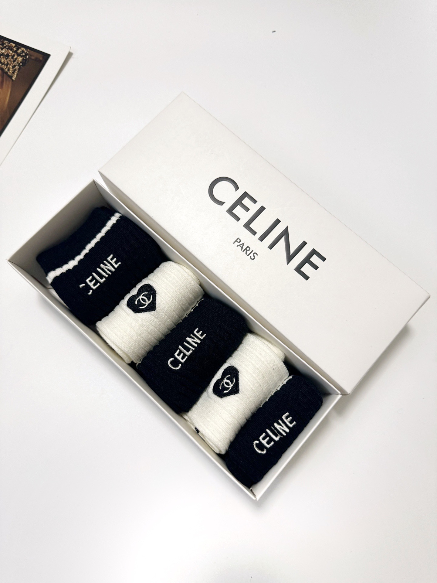 配包装🌟【一盒5双】 🌟赛琳 Celine 欧美潮牌 经典字母logo 中筒袜 ，ins超火爆纯色袜 ，