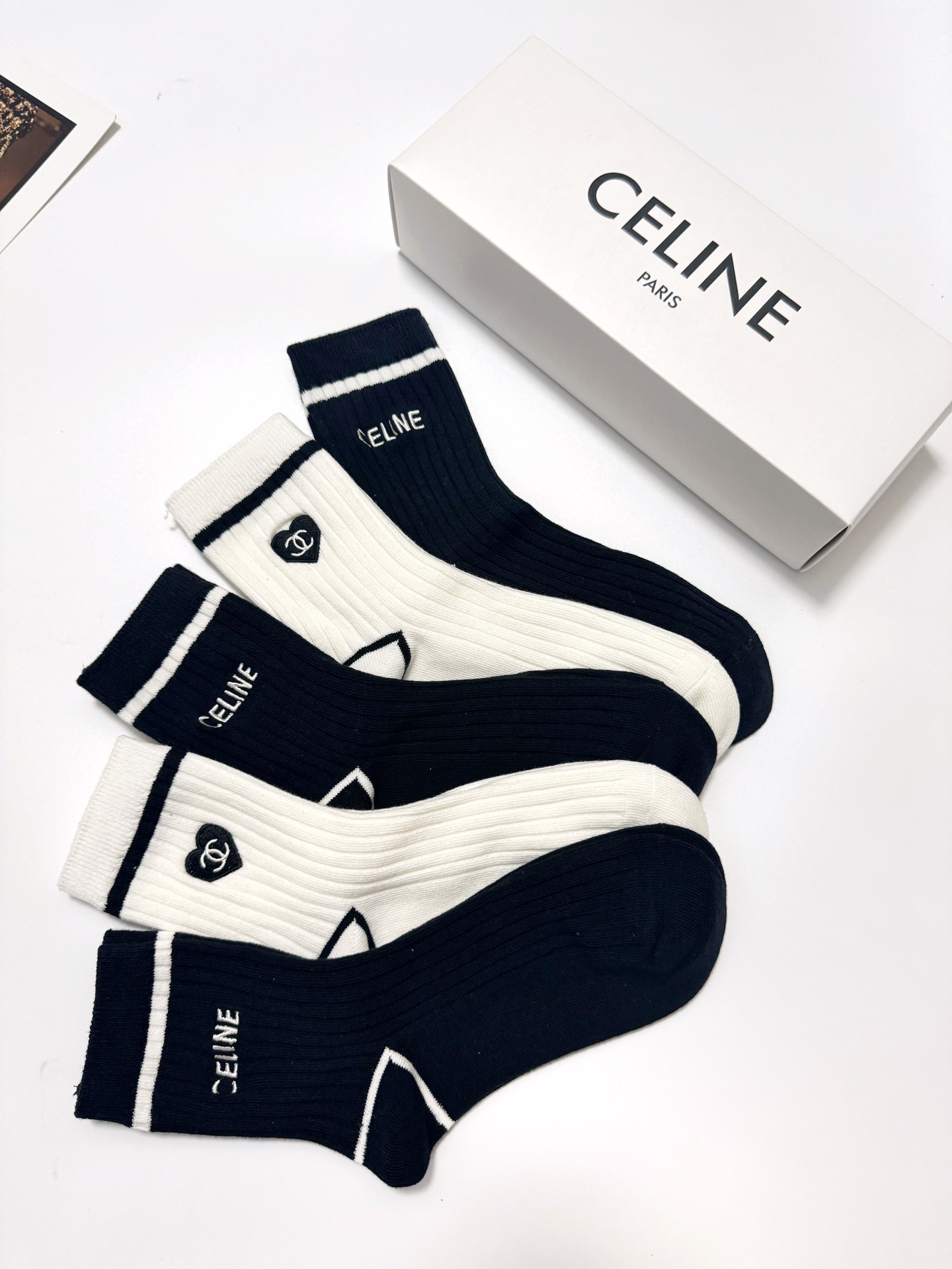 配包装🌟【一盒5双】 🌟赛琳 Celine 欧美潮牌 经典字母logo 中筒袜 ，ins超火爆纯色袜 ，