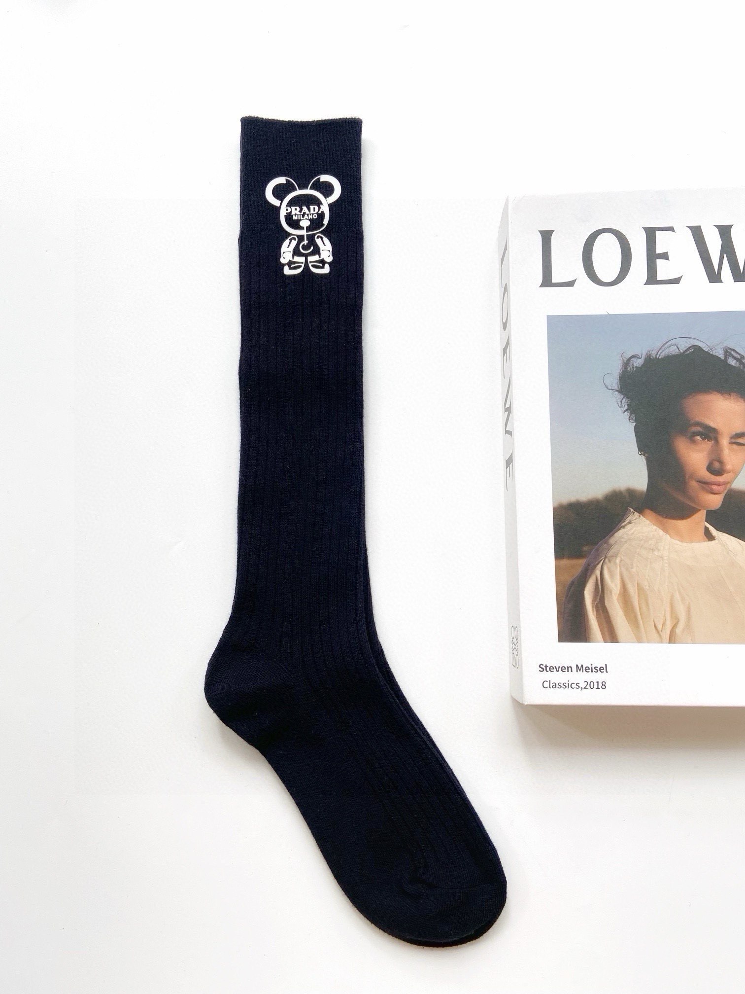 配包装🌟【一盒一双】🌟 Prada 普拉达 爆款经典字母 长筒袜 小腿袜🔥双针针织材质，超完美结合，款式
