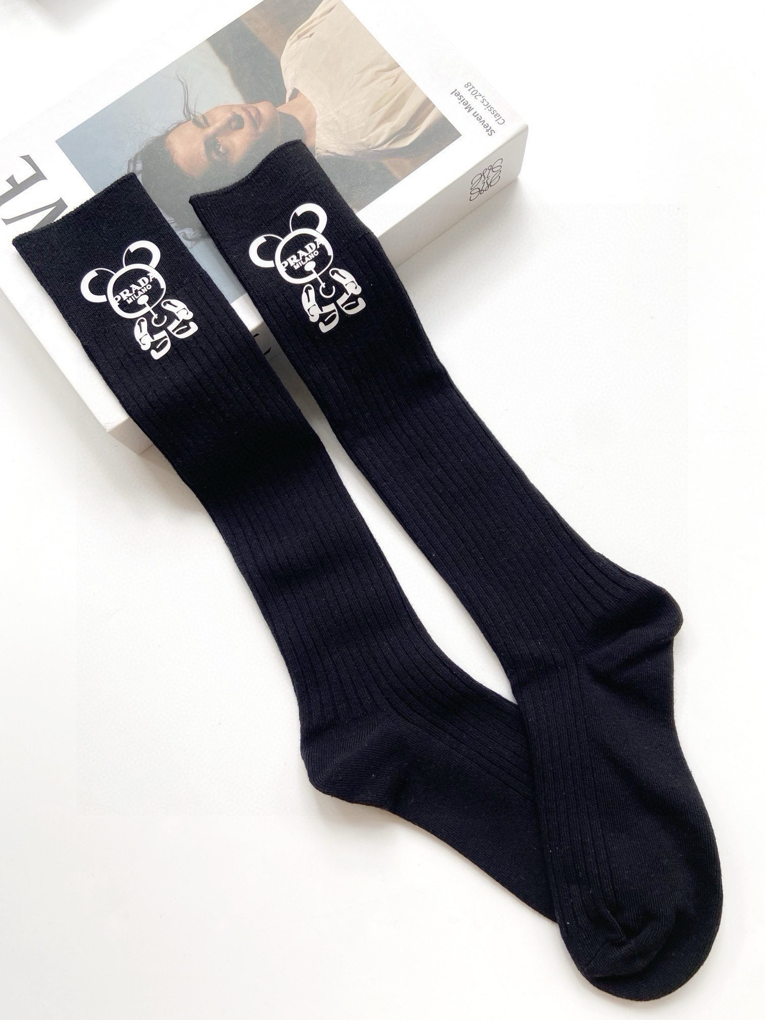 配包装🌟【一盒一双】🌟 Prada 普拉达 爆款经典字母 长筒袜 小腿袜🔥双针针织材质，超完美结合，款式