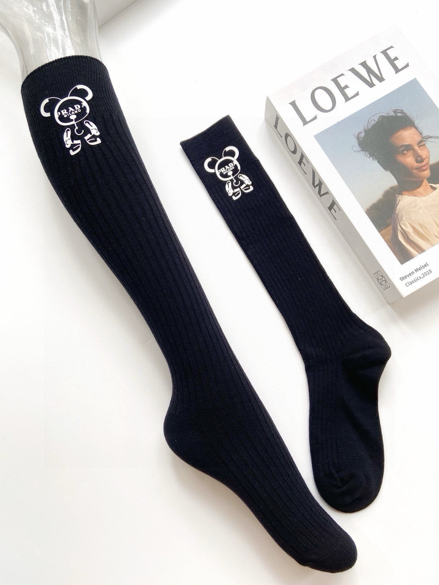 配包装🌟【一盒一双】🌟 Prada 普拉达 爆款经典字母 长筒袜 小腿袜🔥双针针织材质，超完美结合，款式