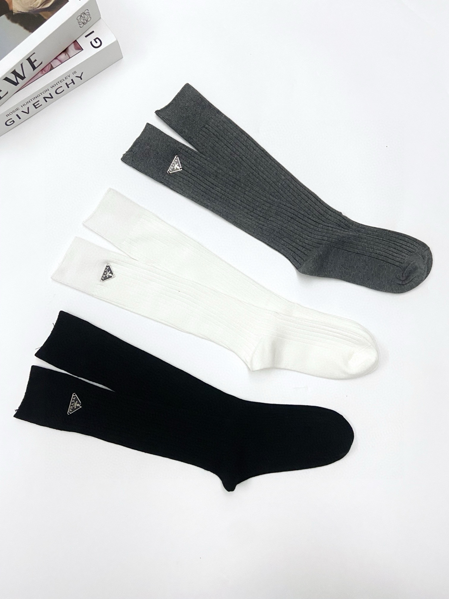 配包装🌟【一盒一双】🌟 Prada 普拉达 爆款经典字母 长筒袜 小腿袜🔥双针针织材质，超完美结合，款式