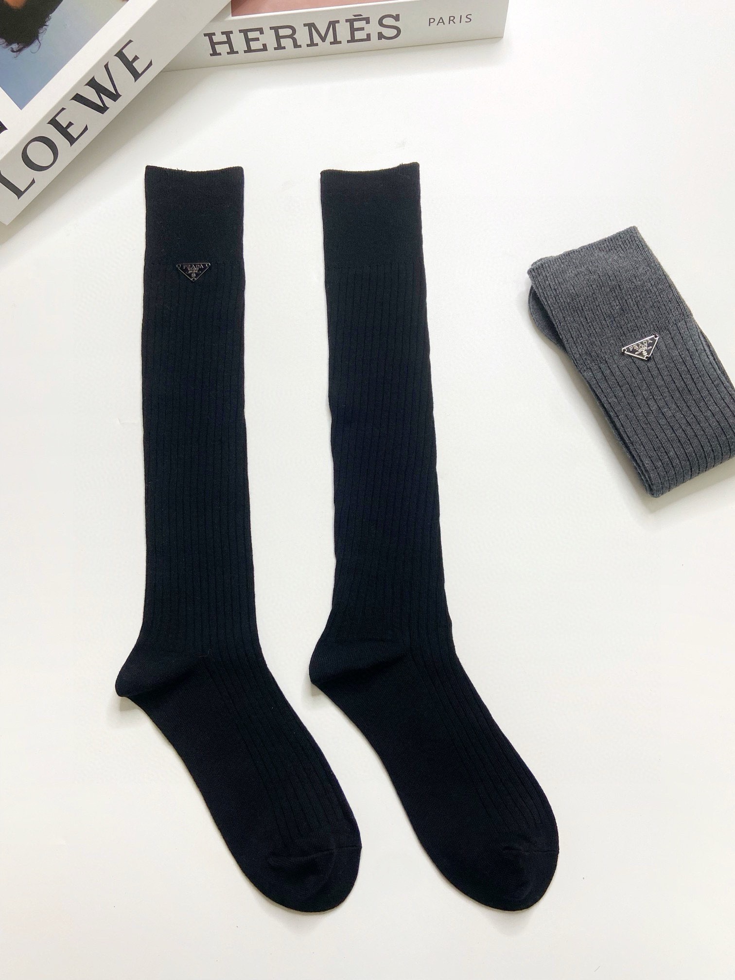 配包装🌟【一盒一双】🌟 Prada 普拉达 爆款经典字母 长筒袜 小腿袜🔥双针针织材质，超完美结合，款式