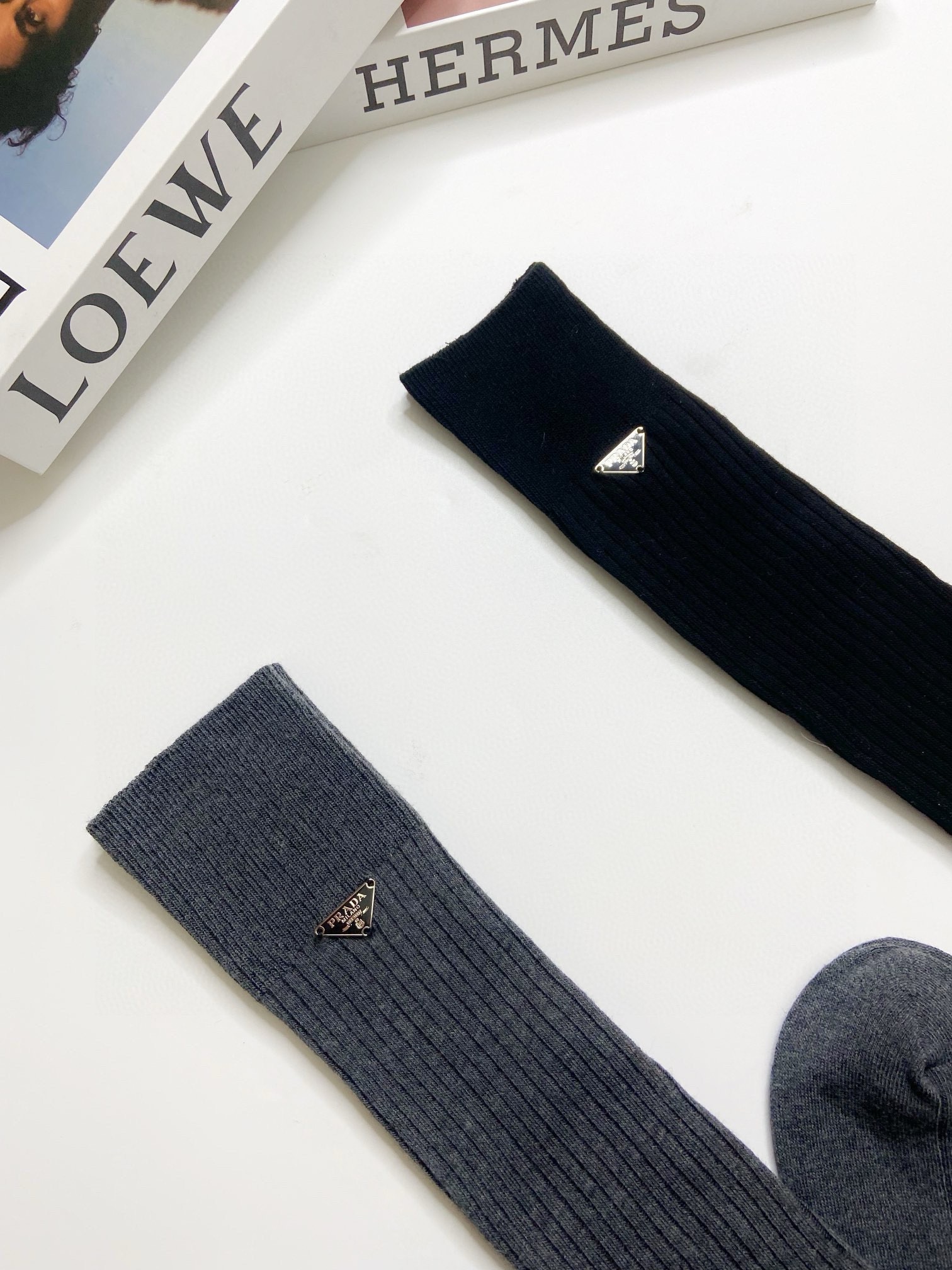 配包装🌟【一盒一双】🌟 Prada 普拉达 爆款经典字母 长筒袜 小腿袜🔥双针针织材质，超完美结合，款式