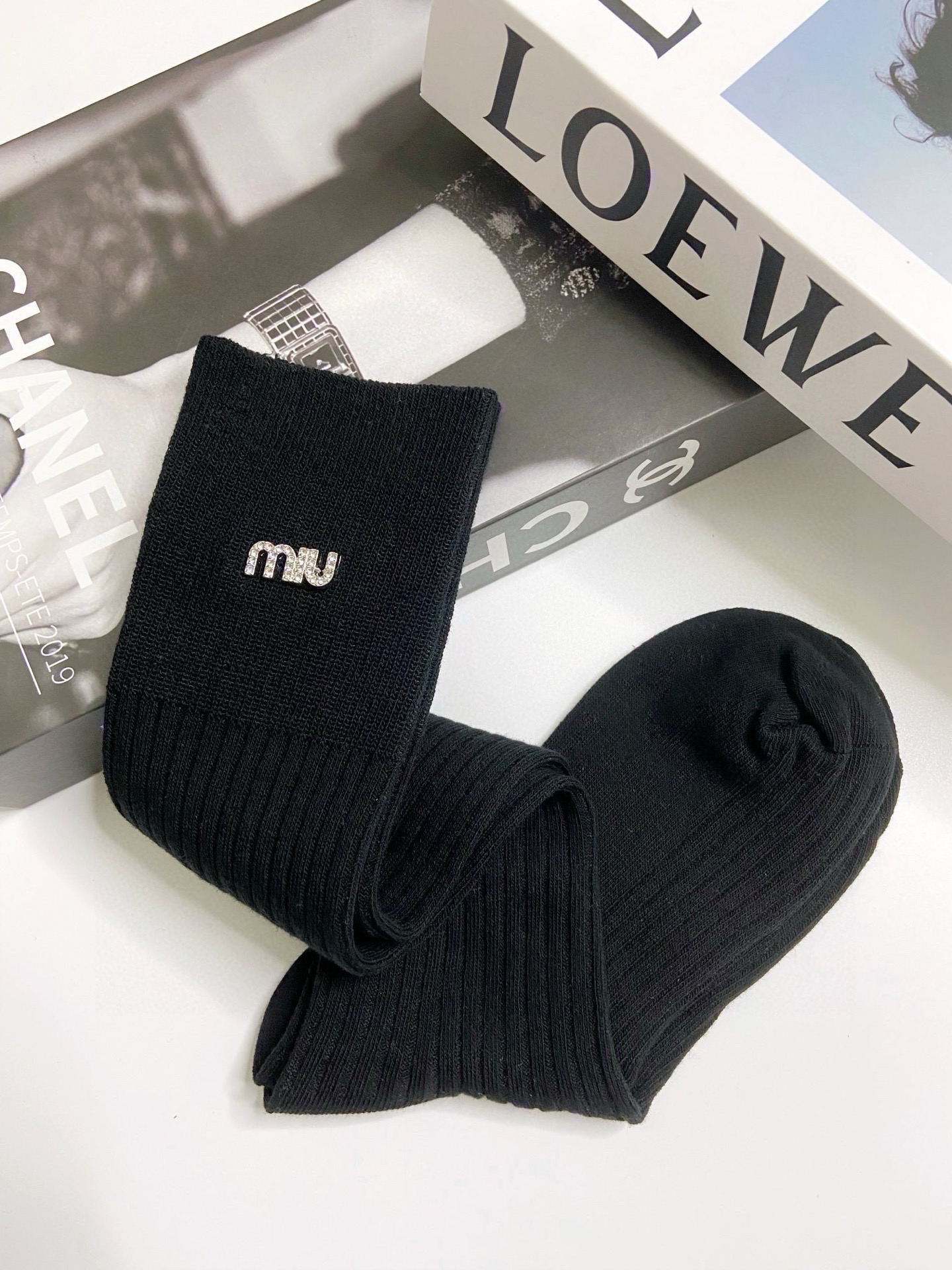 配包装🌟【一盒一双】🌟Miumiu 缪缪 经典字母logo纯棉长筒袜 小腿袜 🌟重工装饰个性时尚！🌟in