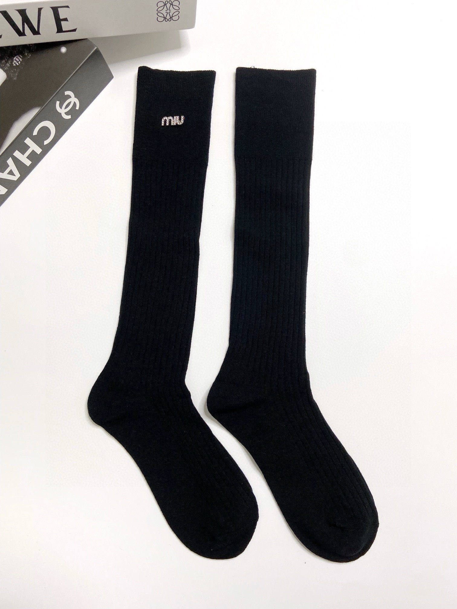 配包装🌟【一盒一双】🌟Miumiu 缪缪 经典字母logo纯棉长筒袜 小腿袜 🌟重工装饰个性时尚！🌟in