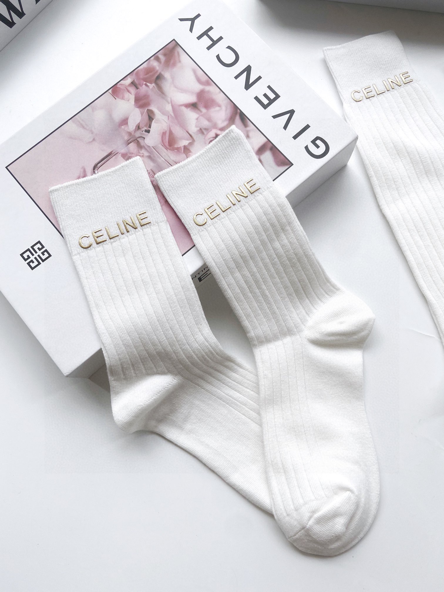 配包装🌟【一盒2 双】🌟Celine 赛琳 经典字母logo 纯棉中筒袜 小腿袜 🌟ins爆款！专柜在售