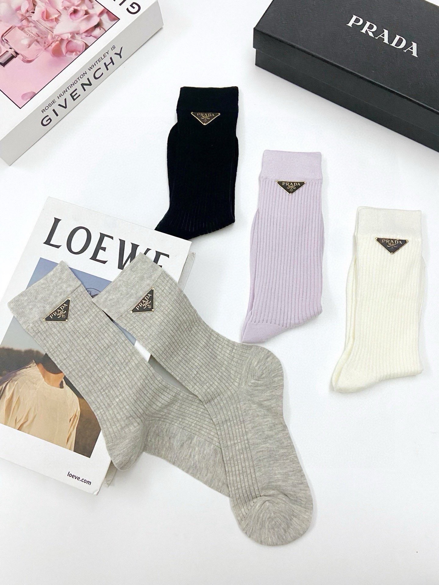 配包装🌟【一盒4 双】🌟Prada 普拉达 经典字母logo 超薄无骨中筒袜，纯棉 条纹小腿袜 堆堆袜 