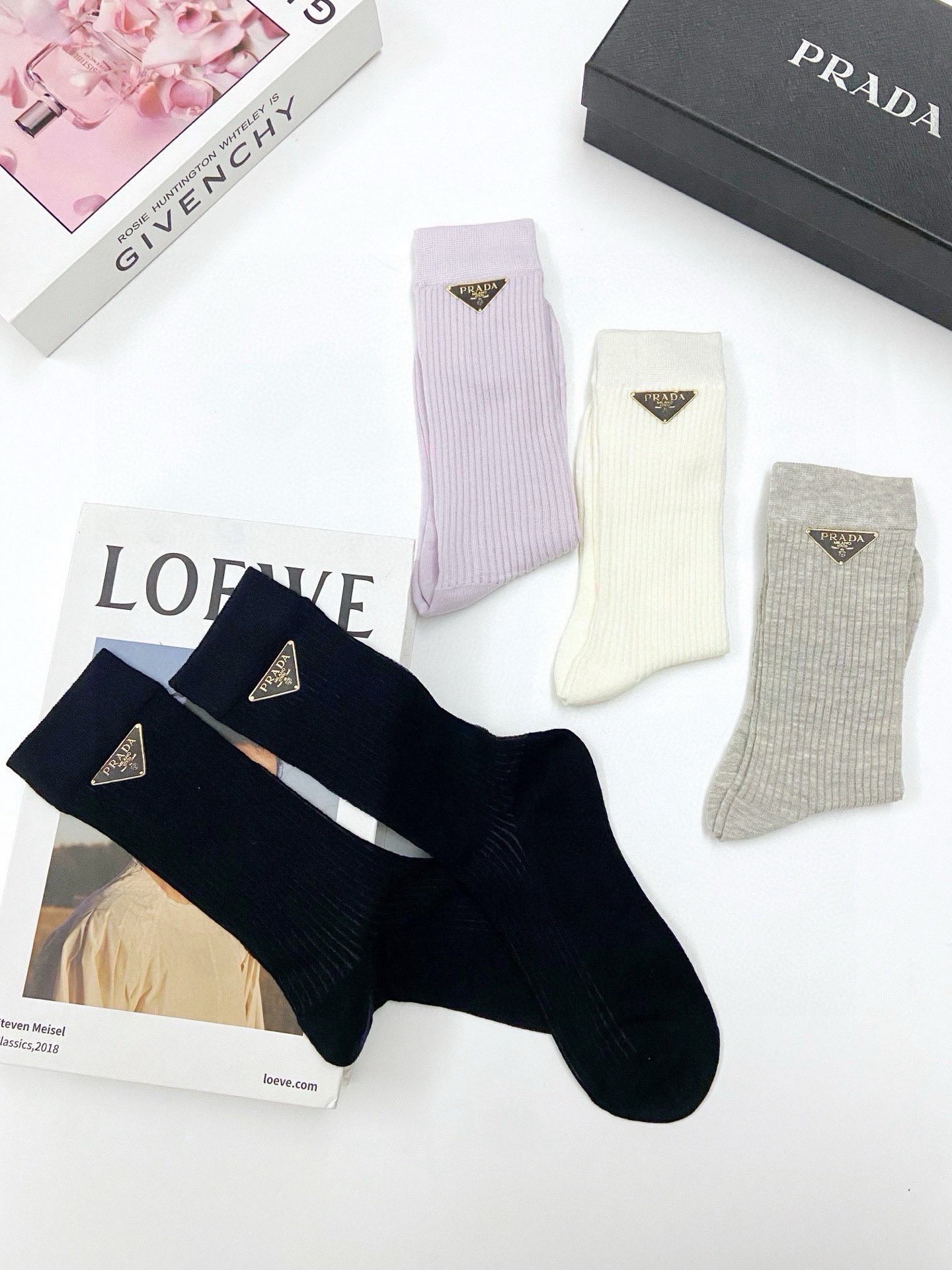 配包装🌟【一盒4 双】🌟Prada 普拉达 经典字母logo 超薄无骨中筒袜，纯棉 条纹小腿袜 堆堆袜 