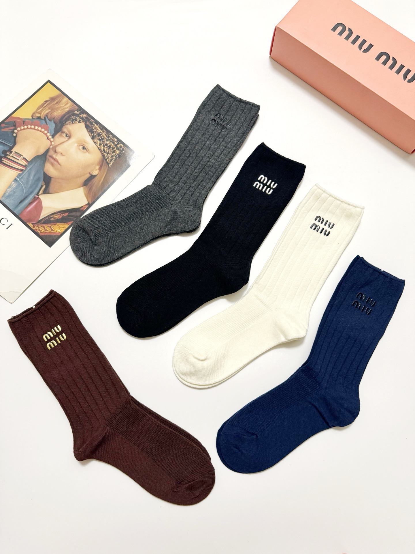 配包装🌟【一盒5 双】🌟缪缪 miumiu 经典字母 logo纯棉 中筒袜 ！超级软糯亲肤！🌟ins爆款