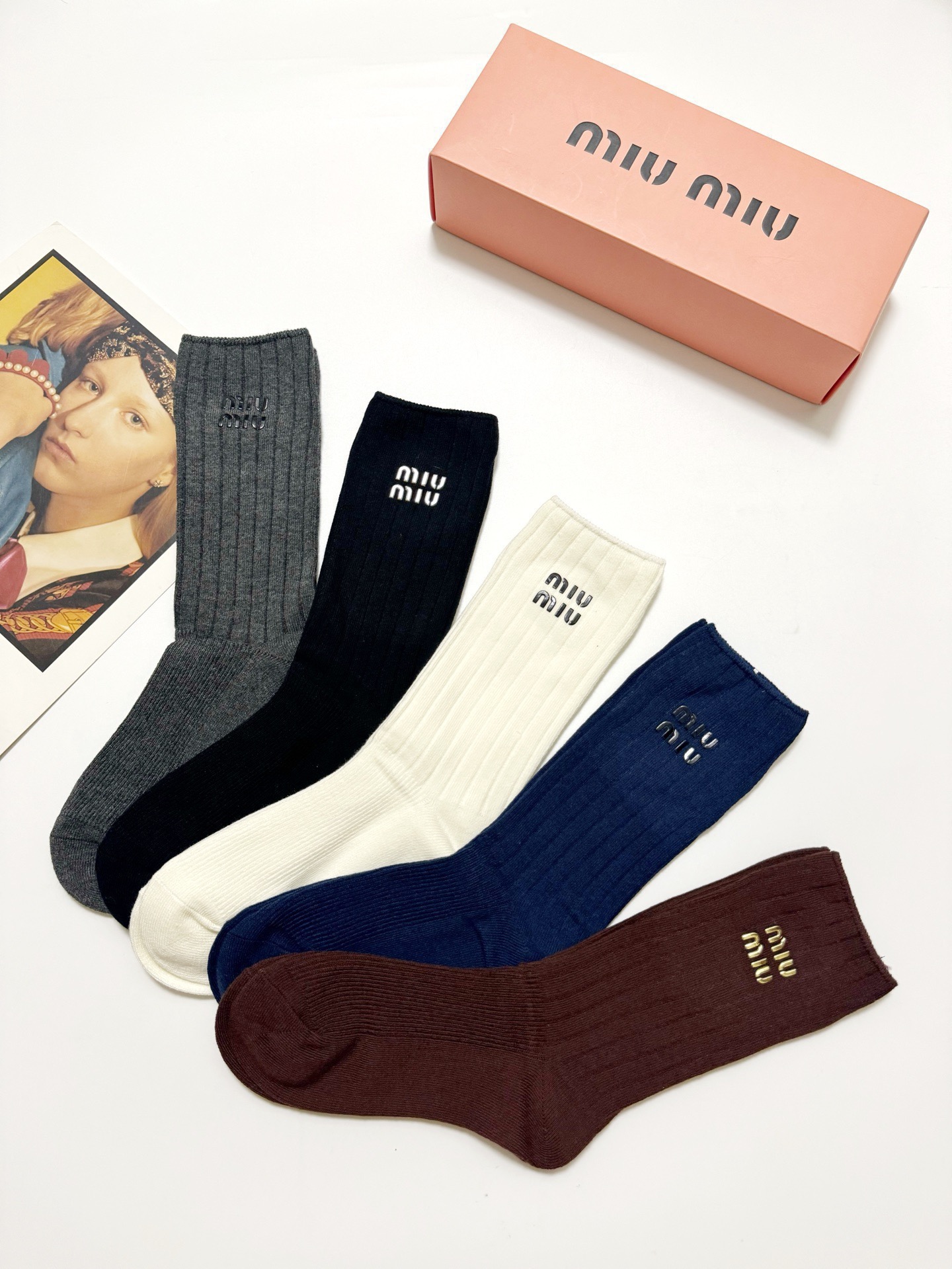 配包装🌟【一盒5 双】🌟缪缪 miumiu 经典字母 logo纯棉 中筒袜 ！超级软糯亲肤！🌟ins爆款