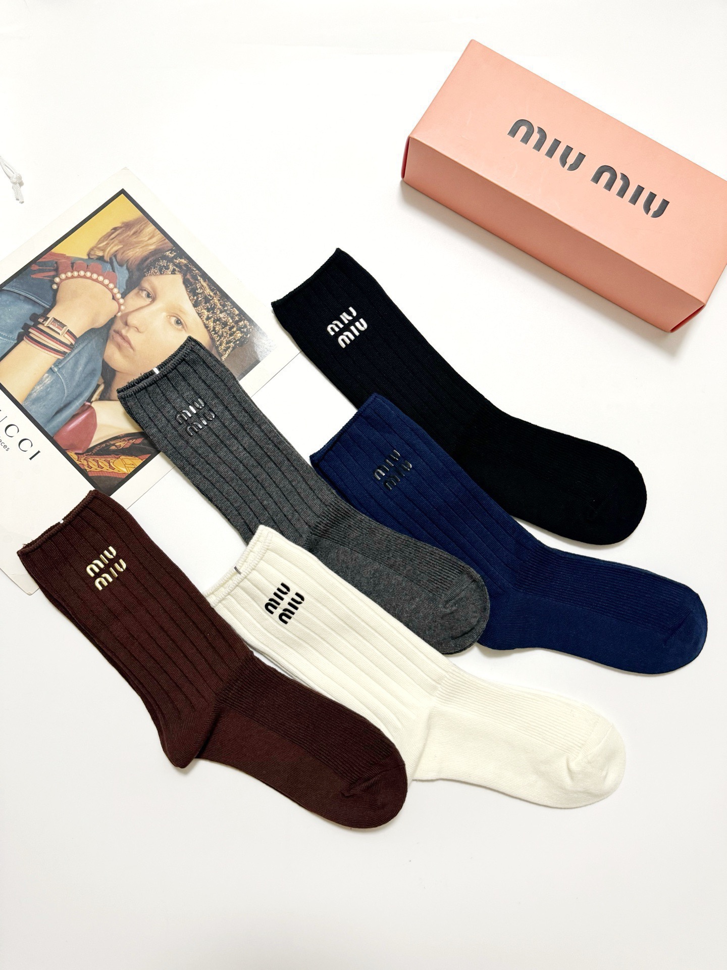 配包装🌟【一盒5 双】🌟缪缪 miumiu 经典字母 logo纯棉 中筒袜 ！超级软糯亲肤！🌟ins爆款