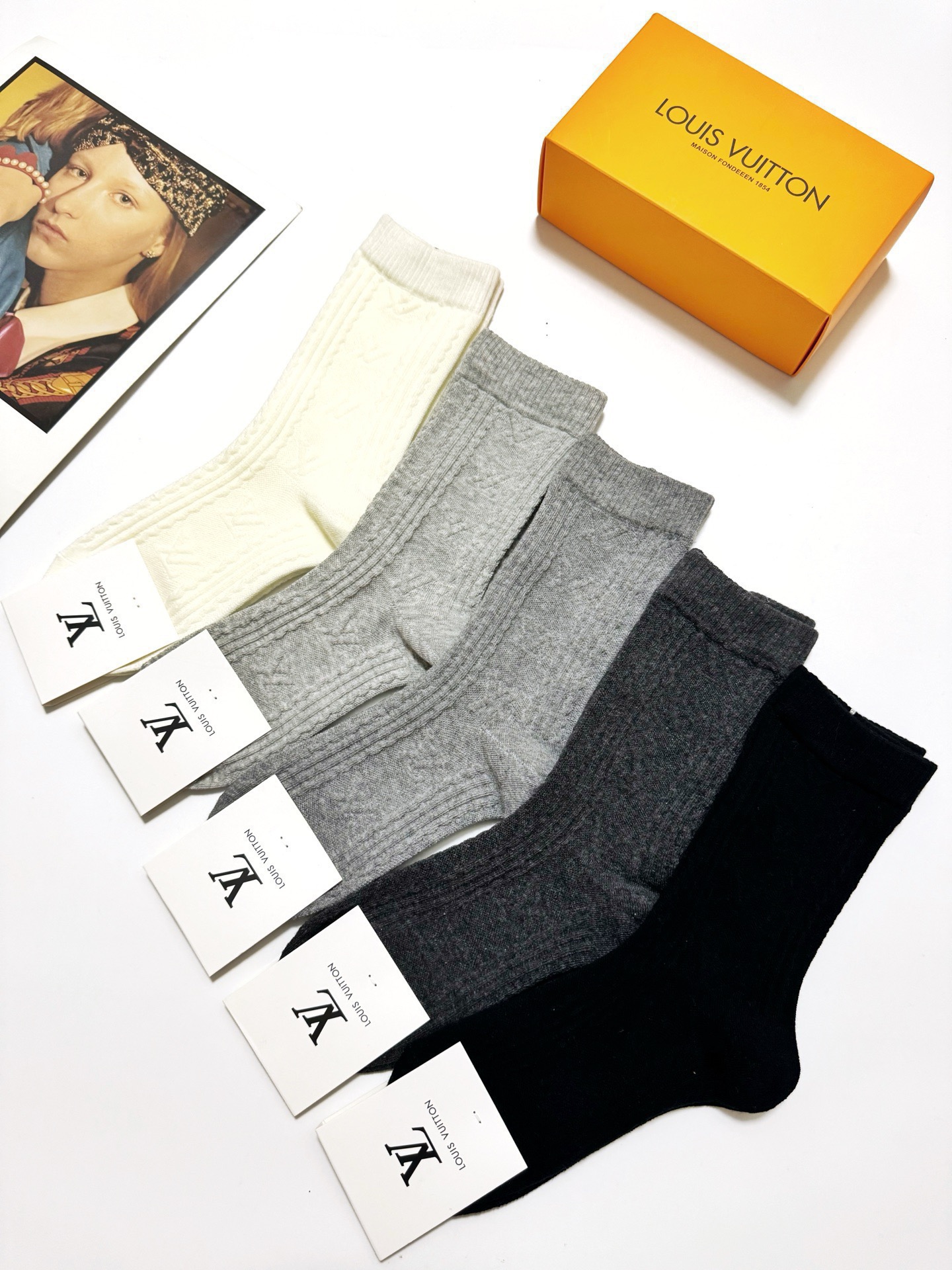 配包装🌟【一盒5双】 🌟LV 路易威登 经典浮雕 字母logo 纯棉中筒袜 ，ins超火爆短袜，纯棉面料