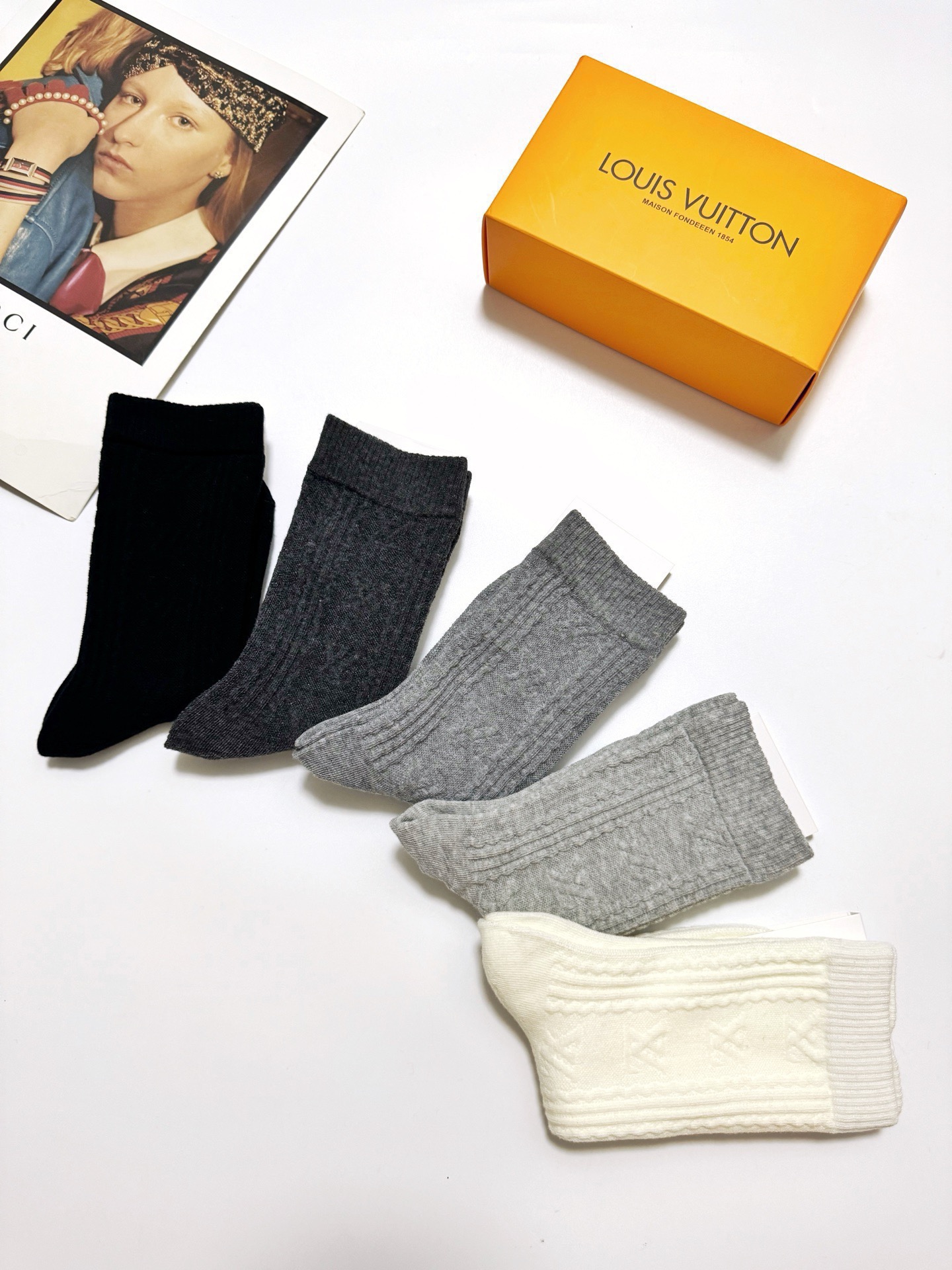配包装🌟【一盒5双】 🌟LV 路易威登 经典浮雕 字母logo 纯棉中筒袜 ，ins超火爆短袜，纯棉面料