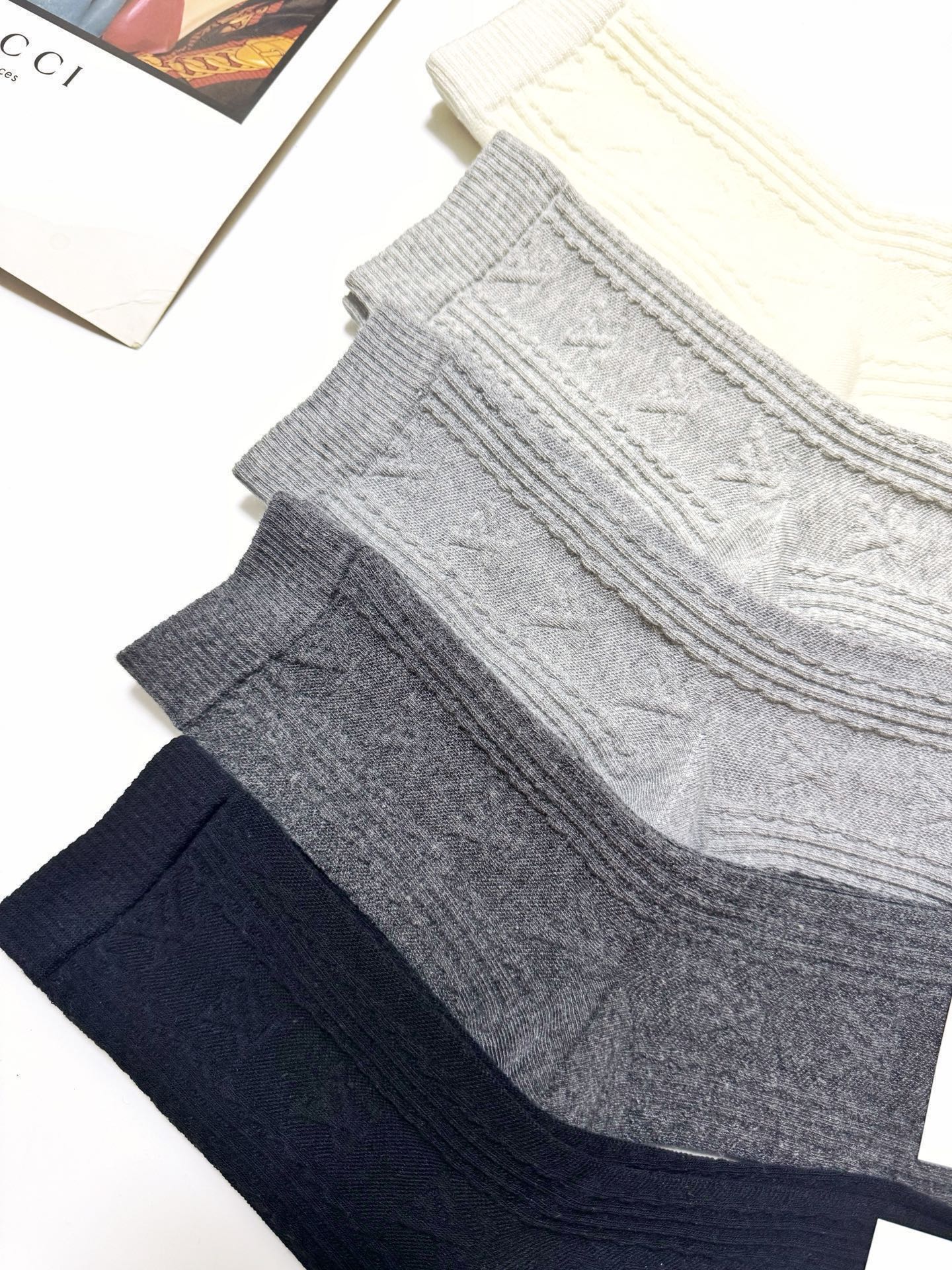 配包装🌟【一盒5双】 🌟LV 路易威登 经典浮雕 字母logo 纯棉中筒袜 ，ins超火爆短袜，纯棉面料