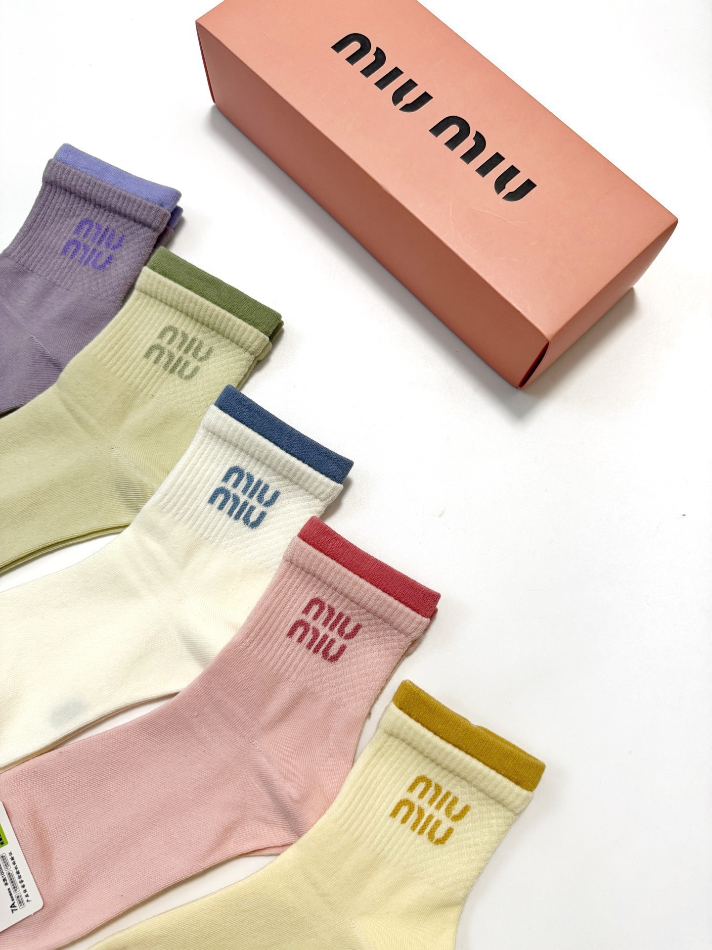 配包装🌟【一盒5双】🌟缪缪 miumiu 爆款纯棉短筒袜，韩系超百搭大火配色🔥超完美结合，款式经典，专柜