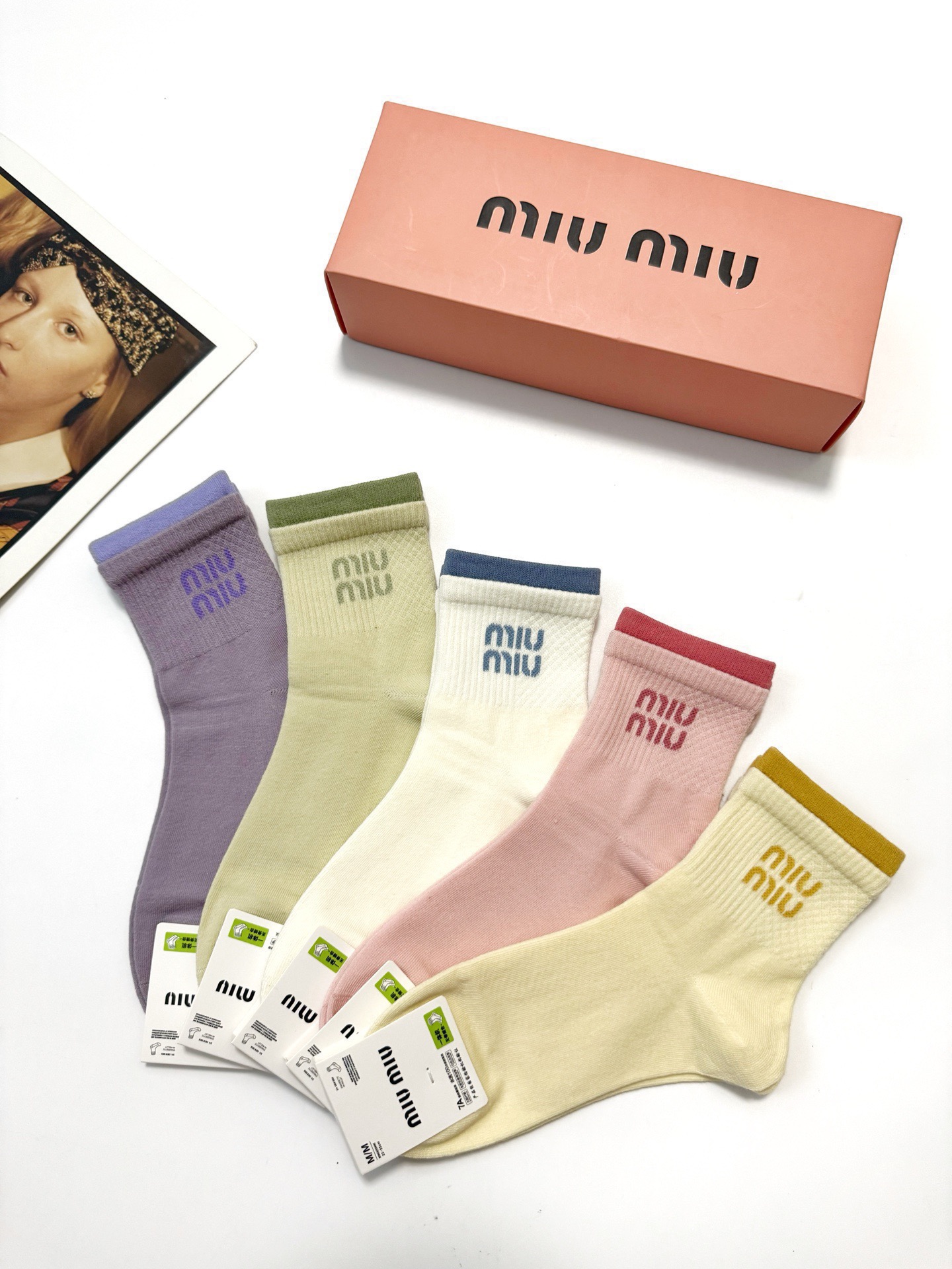 配包装🌟【一盒5双】🌟缪缪 miumiu 爆款纯棉短筒袜，韩系超百搭大火配色🔥超完美结合，款式经典，专柜