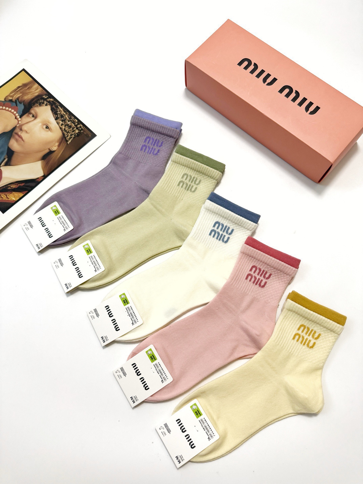 配包装🌟【一盒5双】🌟缪缪 miumiu 爆款纯棉短筒袜，韩系超百搭大火配色🔥超完美结合，款式经典，专柜