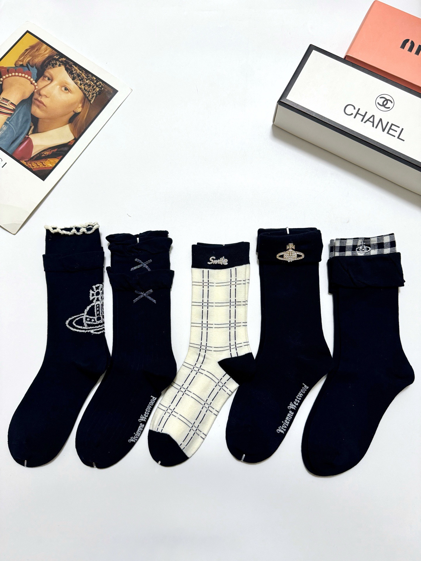 NO:640389,Comes with packaging [5 pairs in a box] Vivienne Westwood, the Queen Mother’s classic logo pure cotton mid-calf socks, pure cotton fabric, a must-have for fashionistas, classic color matching, personalized, fashionable and versatile, you deserve it Socks, stockings, socks, socks19860909配包装【一盒5 双】  Vivienne Westwood,西太后经典logo 纯棉中筒袜 ,纯棉面料,潮人必备 ,经典配色 个性时尚百搭款,你值得拥有哦袜子,丝袜,袜子,socks,accessory