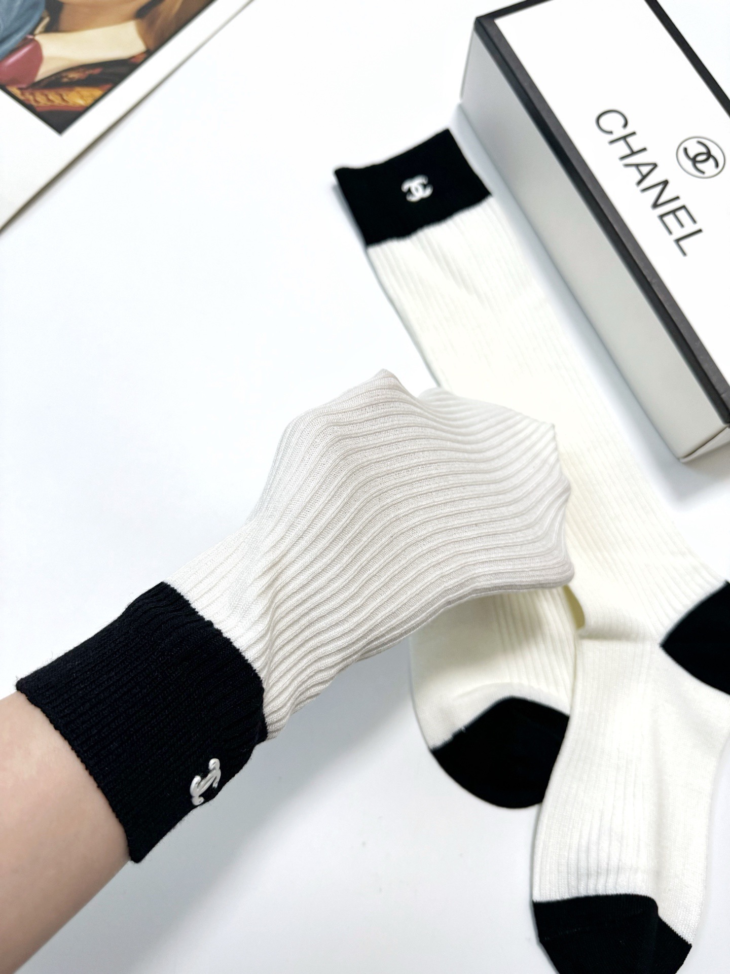 配包装🌟【一盒一双】🌟Chanel 香奈儿 经典重工手缝字母logo 纯棉中筒袜 小腿袜 🌟ins爆款！