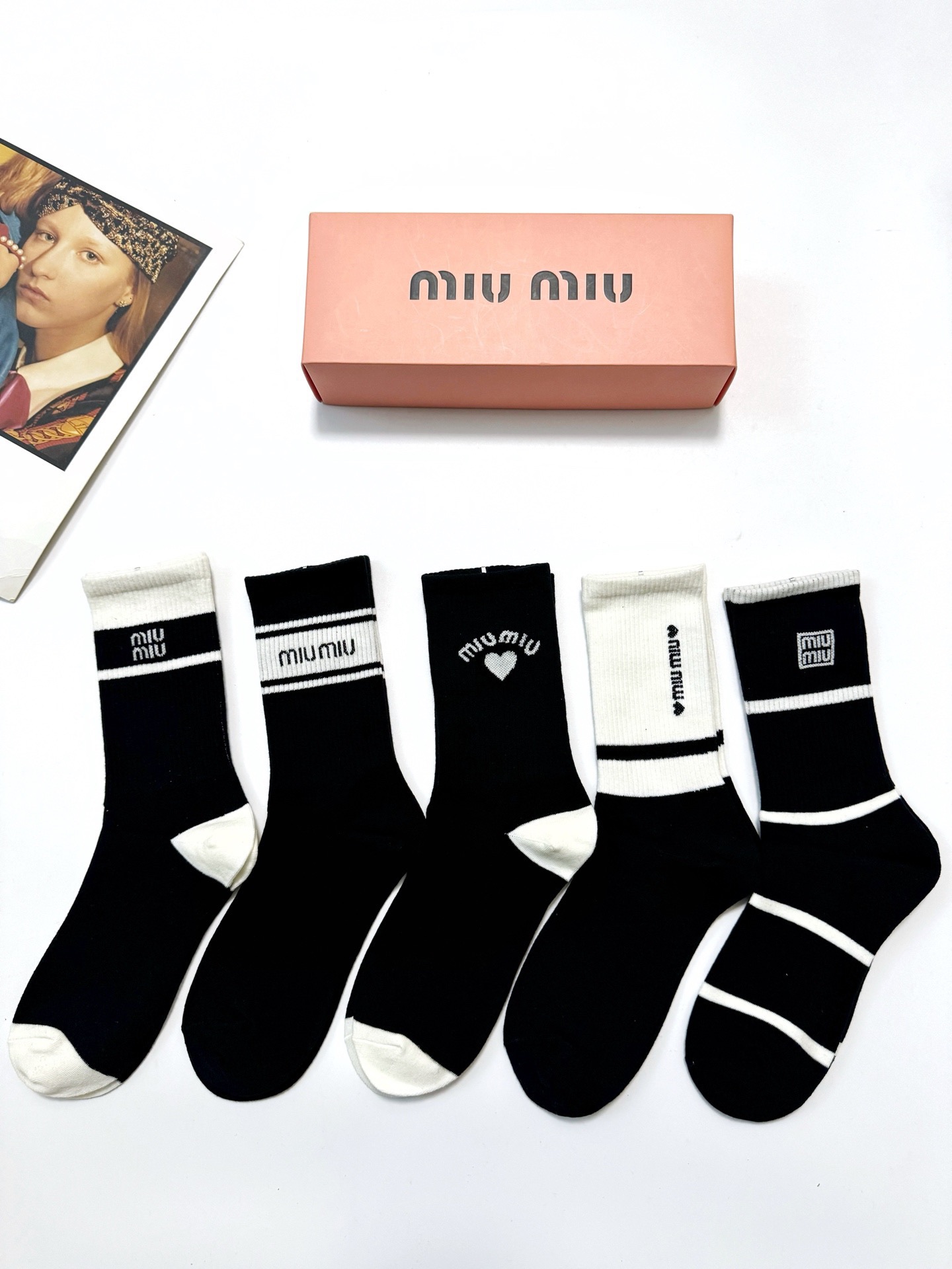 NO:640393,Comes with packaging [5 pairs in a box] Miumiu classic letter logo pure cotton mid-calf socks!  Super soft and skin-friendly!  Ins hot style!  It’s on sale at the counter and it’s so explosive!  Super high quality!  A classic that never goes out of style!  A must-have for fashionistas, the quality of counter purchases is great and easy to wear!  Recommended, recommended, recommended ~ ~ must-have small items!  !  socks, stockings, socks, miumiu, socks19860909配包装【一盒5 双】 缪缪 miumiu 经典字母 logo纯棉 中筒袜 ！超级软糯亲肤！ ins爆款！专柜在售ing 好看到爆炸 ！超高品质！经典不过时！潮人必不能少的专柜代购品质 ,巨好穿！推荐推荐推荐～～必入小单品！！袜子,丝袜,袜子,miumiu,socks,accessory