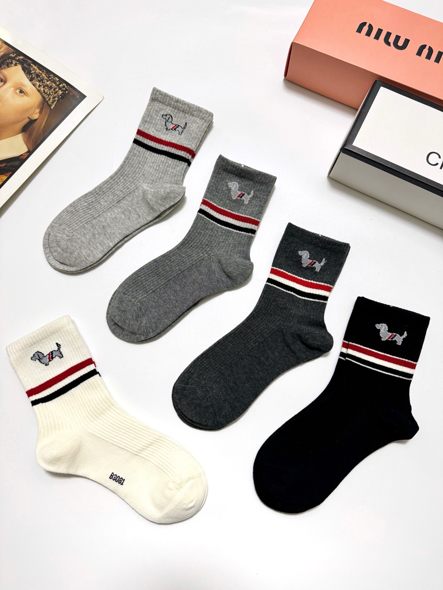 配包装🌟【一盒5 双】 🌟Thom Browne 汤姆·布朗 经典刺绣logo 纯棉中筒袜 ，纯棉面料，