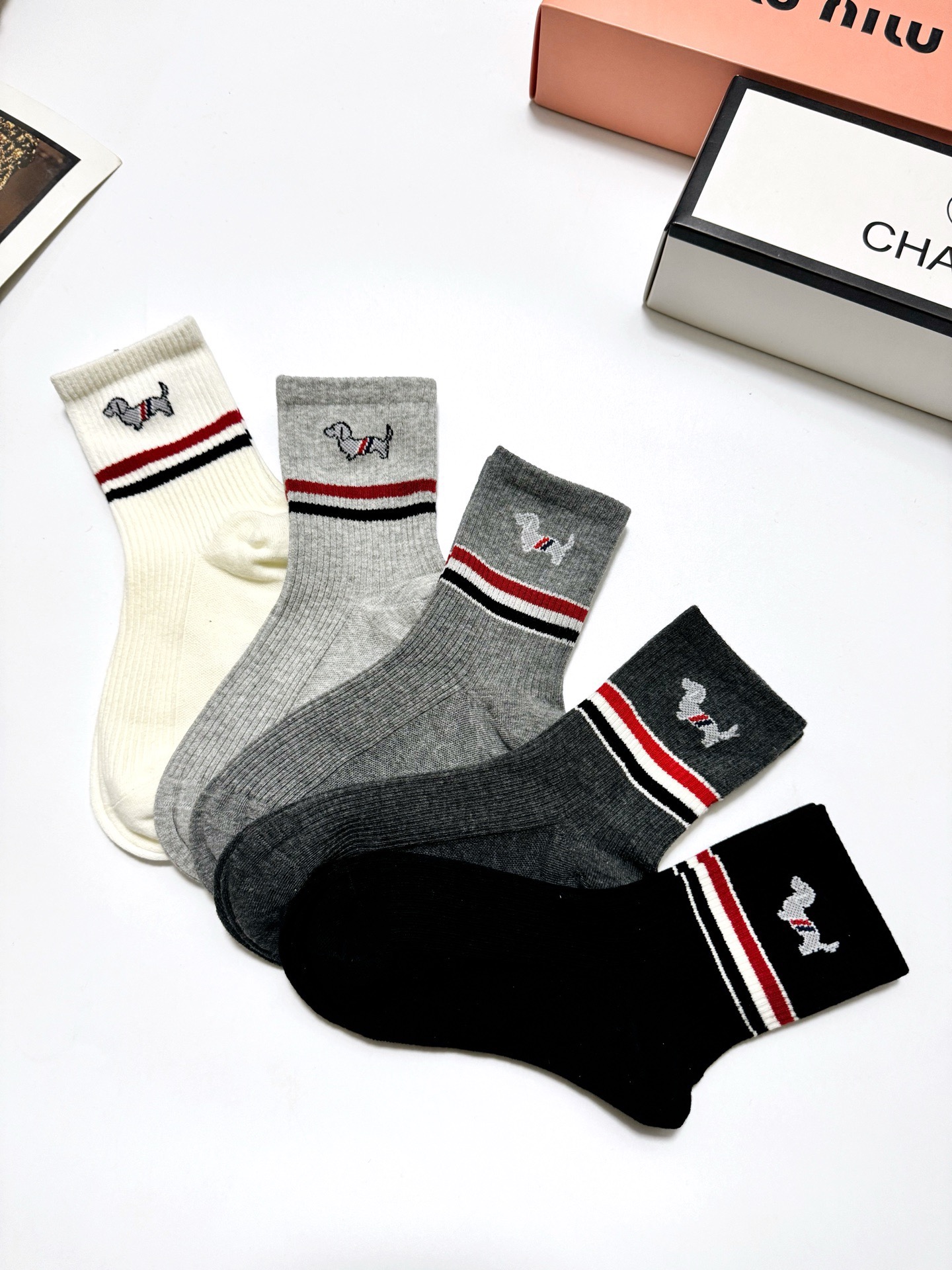 配包装🌟【一盒5 双】 🌟Thom Browne 汤姆·布朗 经典刺绣logo 纯棉中筒袜 ，纯棉面料，