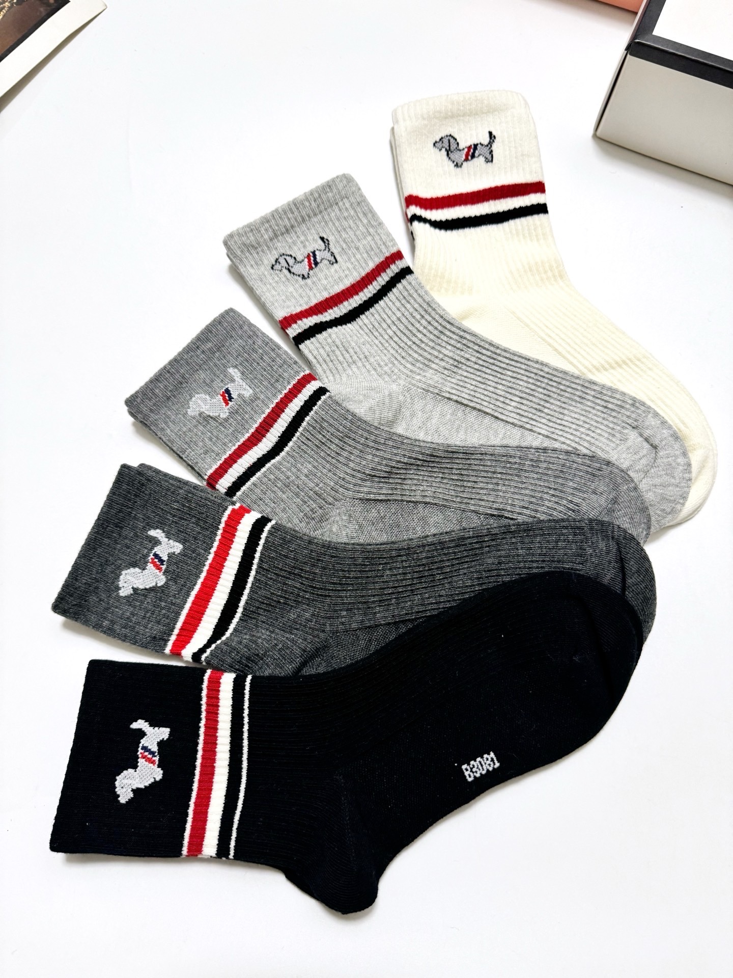 配包装🌟【一盒5 双】 🌟Thom Browne 汤姆·布朗 经典刺绣logo 纯棉中筒袜 ，纯棉面料，