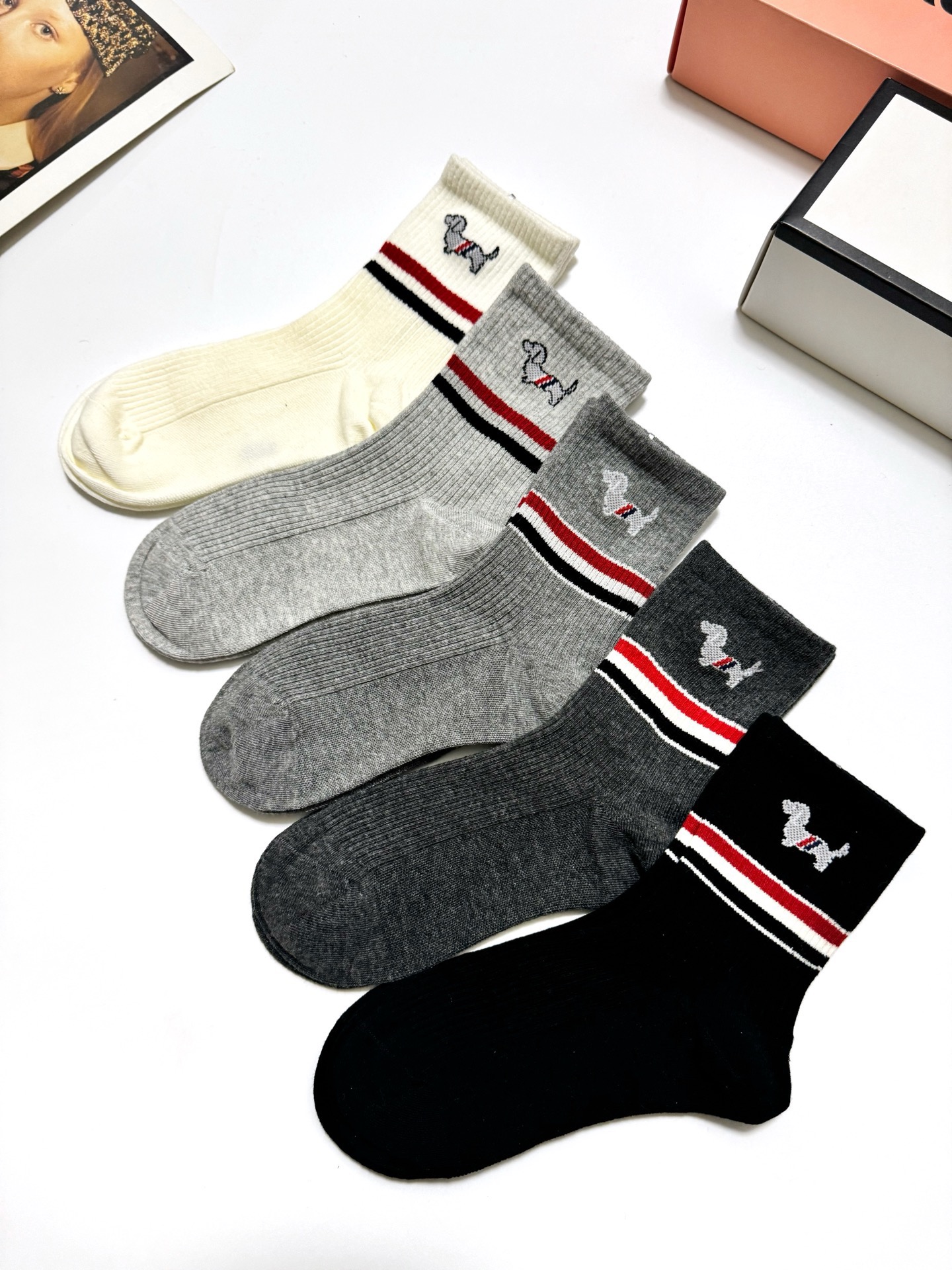 配包装🌟【一盒5 双】 🌟Thom Browne 汤姆·布朗 经典刺绣logo 纯棉中筒袜 ，纯棉面料，