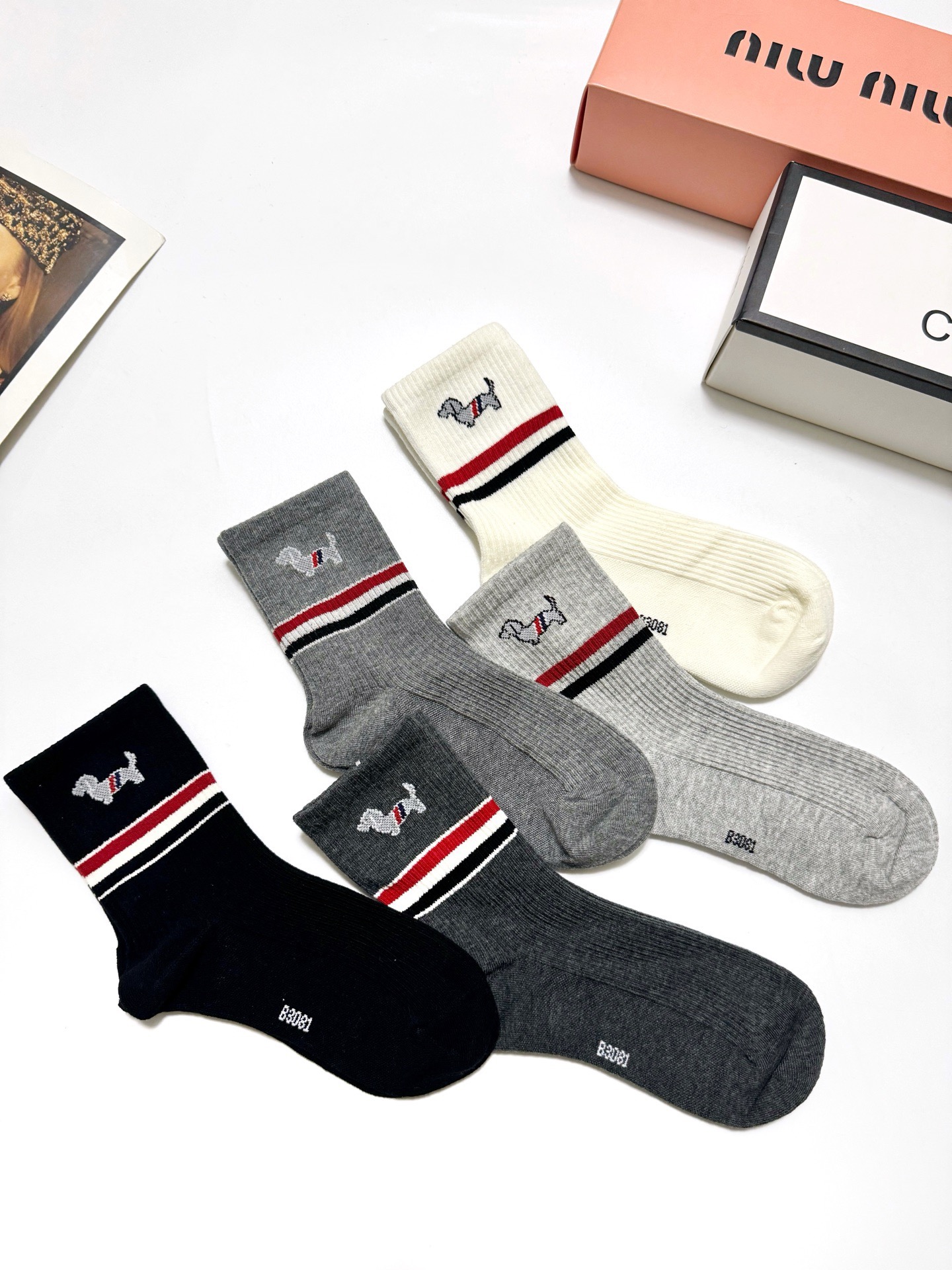 配包装🌟【一盒5 双】 🌟Thom Browne 汤姆·布朗 经典刺绣logo 纯棉中筒袜 ，纯棉面料，