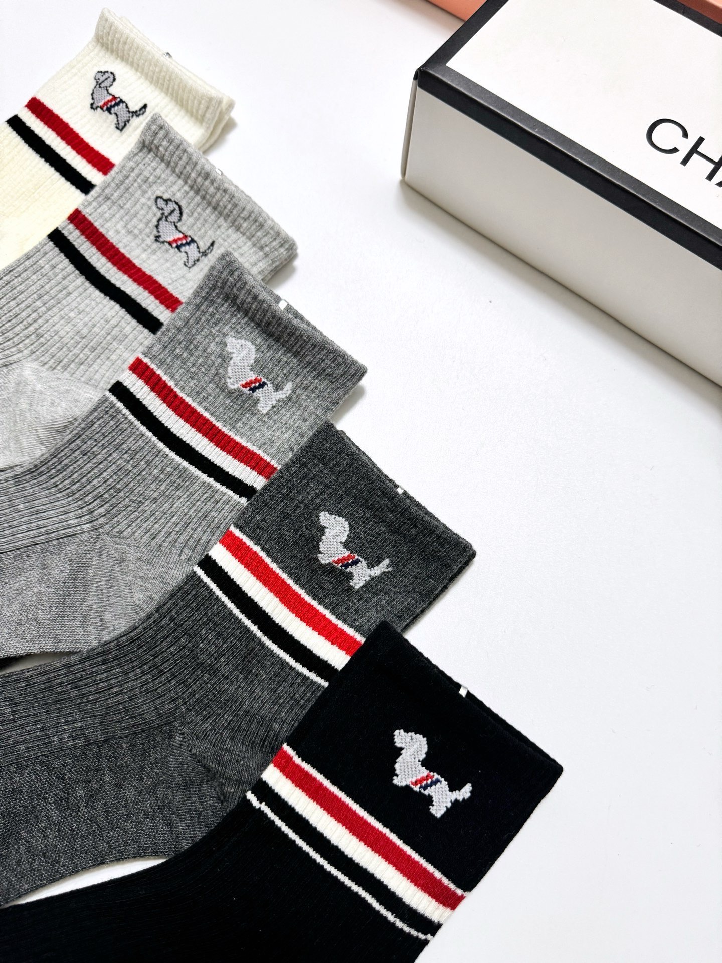 配包装🌟【一盒5 双】 🌟Thom Browne 汤姆·布朗 经典刺绣logo 纯棉中筒袜 ，纯棉面料，