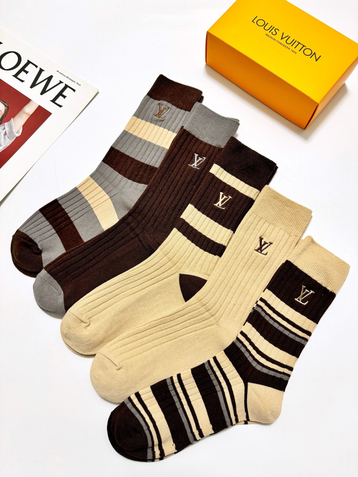 配包装🌟【一盒5 双】 🌟 LV 路易威登 经典刺绣字母logo 纯棉中筒袜 ，ins超火爆小腿袜，纯棉