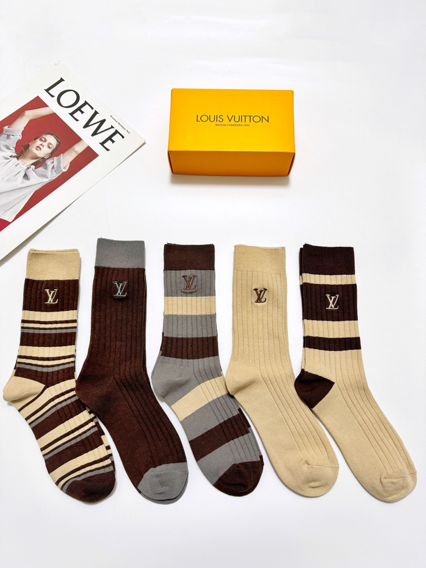 配包装🌟【一盒5 双】 🌟 LV 路易威登 经典刺绣字母logo 纯棉中筒袜 ，ins超火爆小腿袜，纯棉