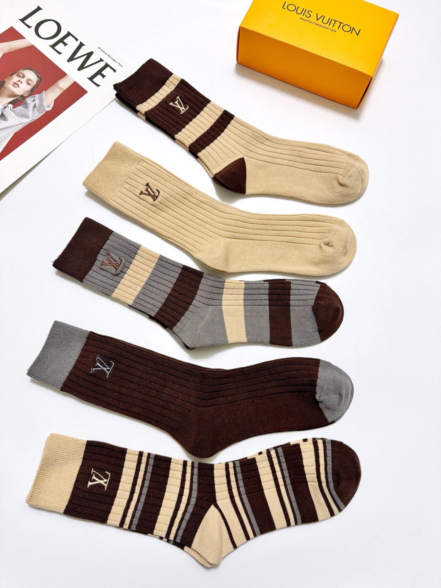 配包装🌟【一盒5 双】 🌟 LV 路易威登 经典刺绣字母logo 纯棉中筒袜 ，ins超火爆小腿袜，纯棉
