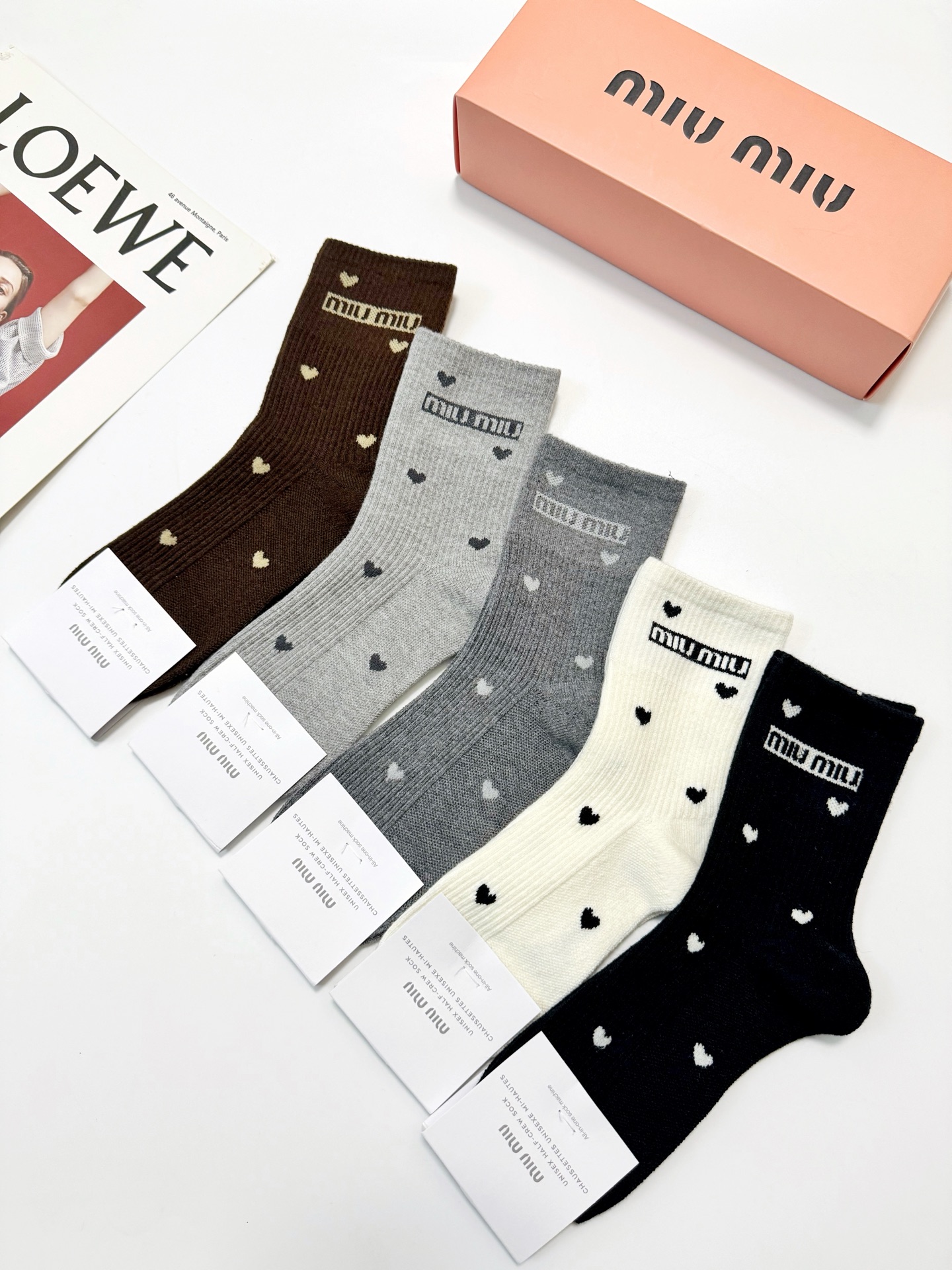 配包装🌟【一盒5 双】 🌟缪缪miumiu 经典字母 logo 羊绒混纺中筒袜 ，ins超火爆中筒袜，潮