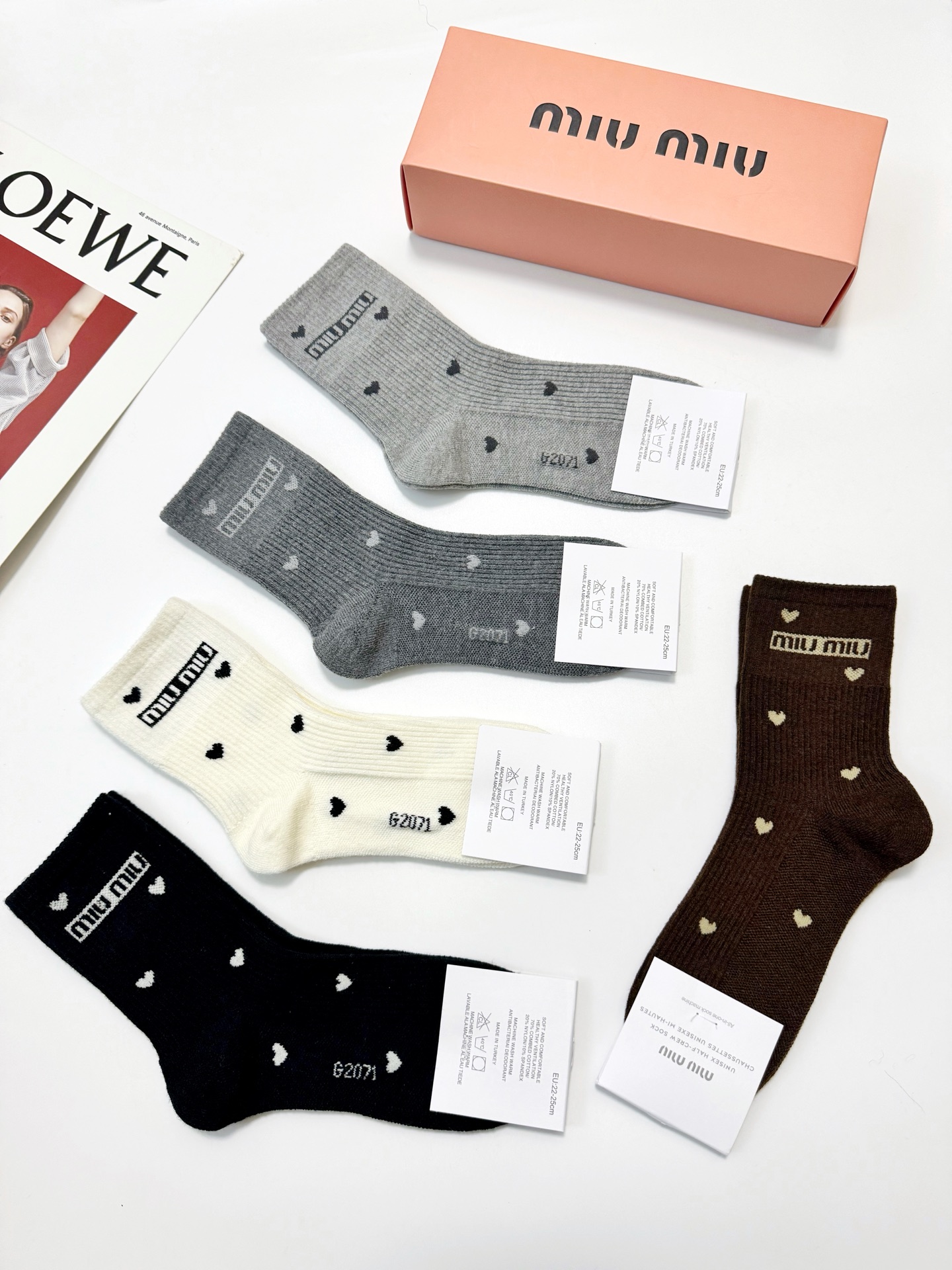 配包装🌟【一盒5 双】 🌟缪缪miumiu 经典字母 logo 羊绒混纺中筒袜 ，ins超火爆中筒袜，潮