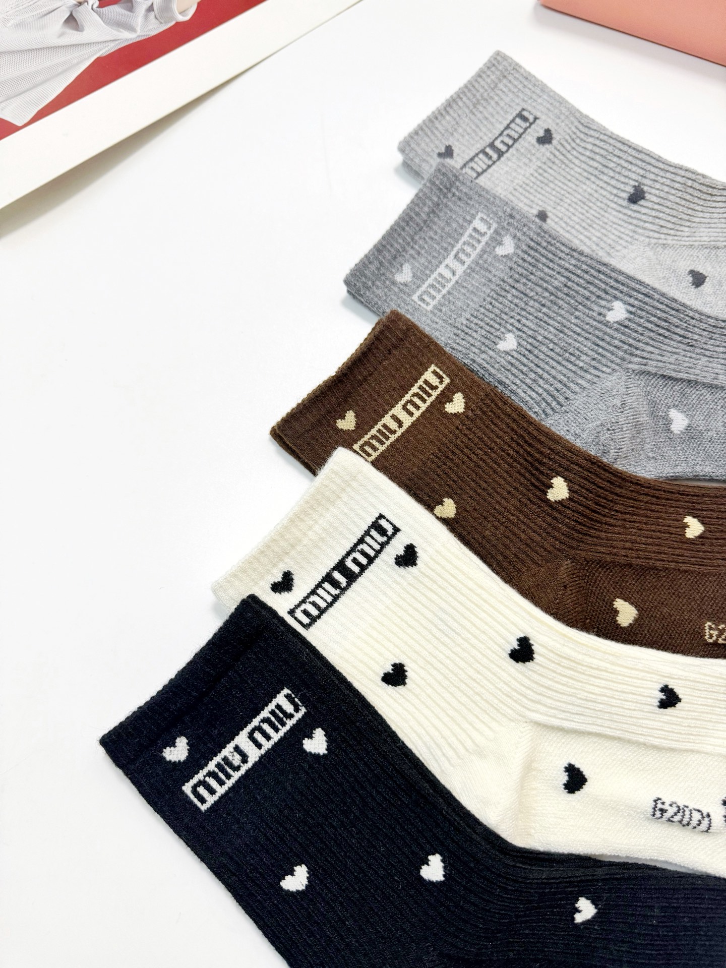 配包装🌟【一盒5 双】 🌟缪缪miumiu 经典字母 logo 羊绒混纺中筒袜 ，ins超火爆中筒袜，潮