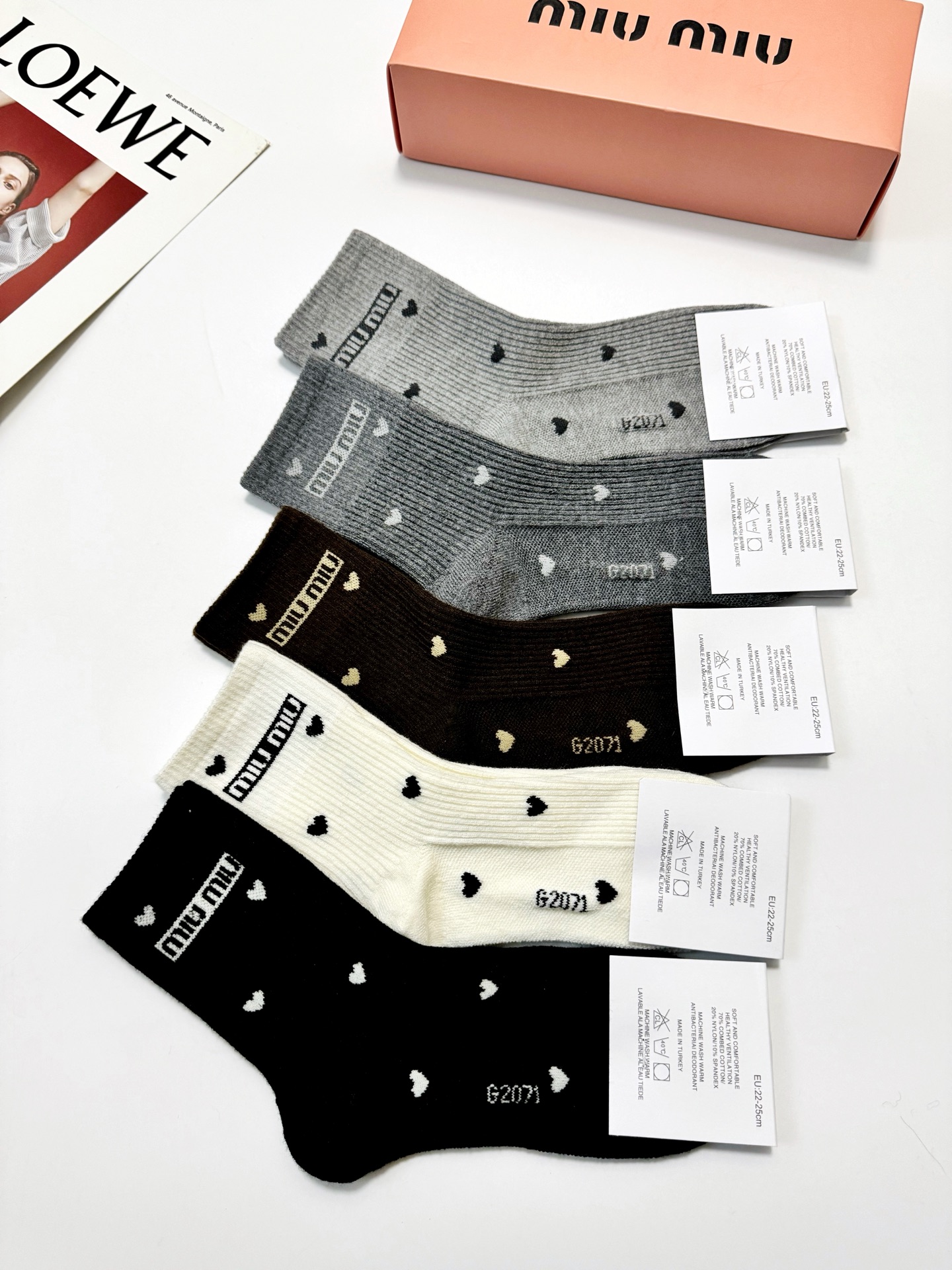 配包装🌟【一盒5 双】 🌟缪缪miumiu 经典字母 logo 羊绒混纺中筒袜 ，ins超火爆中筒袜，潮