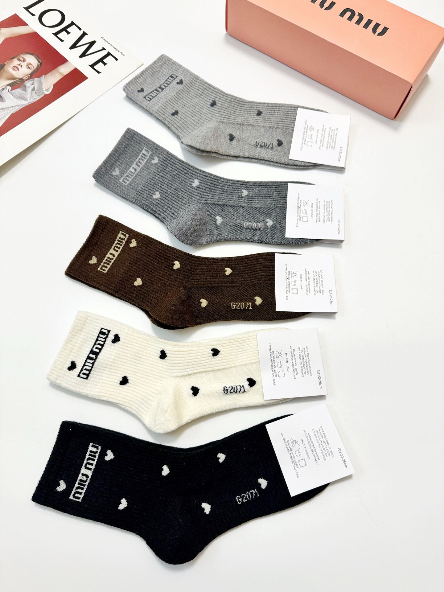 配包装🌟【一盒5 双】 🌟缪缪miumiu 经典字母 logo 羊绒混纺中筒袜 ，ins超火爆中筒袜，潮